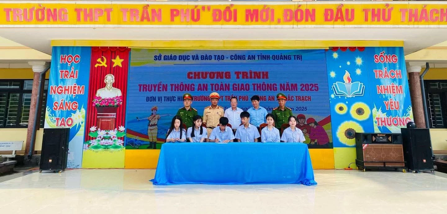 Ký cam kết của học sinh chấp hành an toàn giao thông.