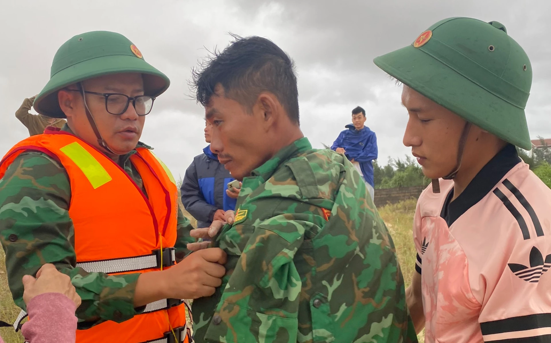 Ngư dân được BĐBP đưa về chăm sóc sức khỏe - Ảnh: H.N
