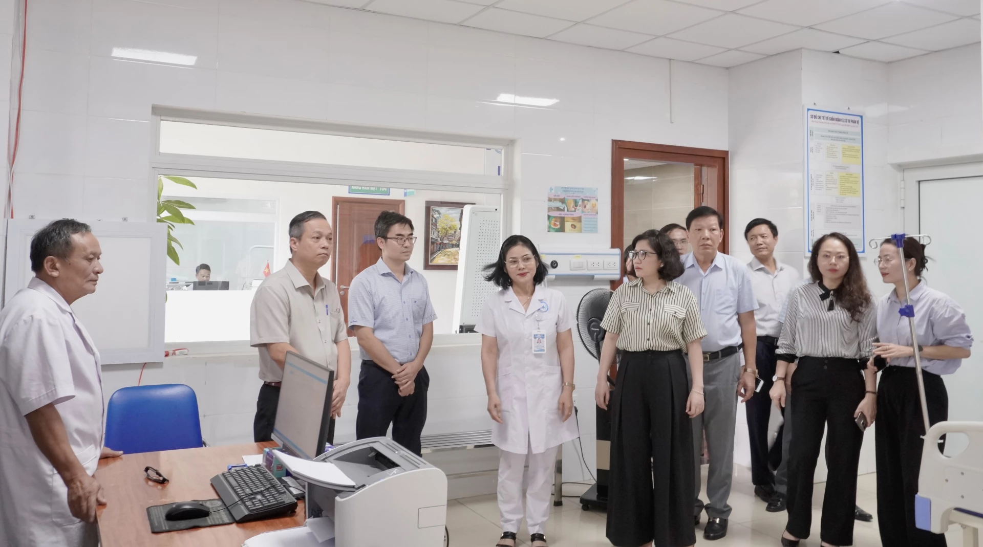 Các thành viên trong đoàn khảo sát cơ sở vật chất Bệnh viện Đa khoa Hữu nghị Quảng Bình - Ảnh: H.N