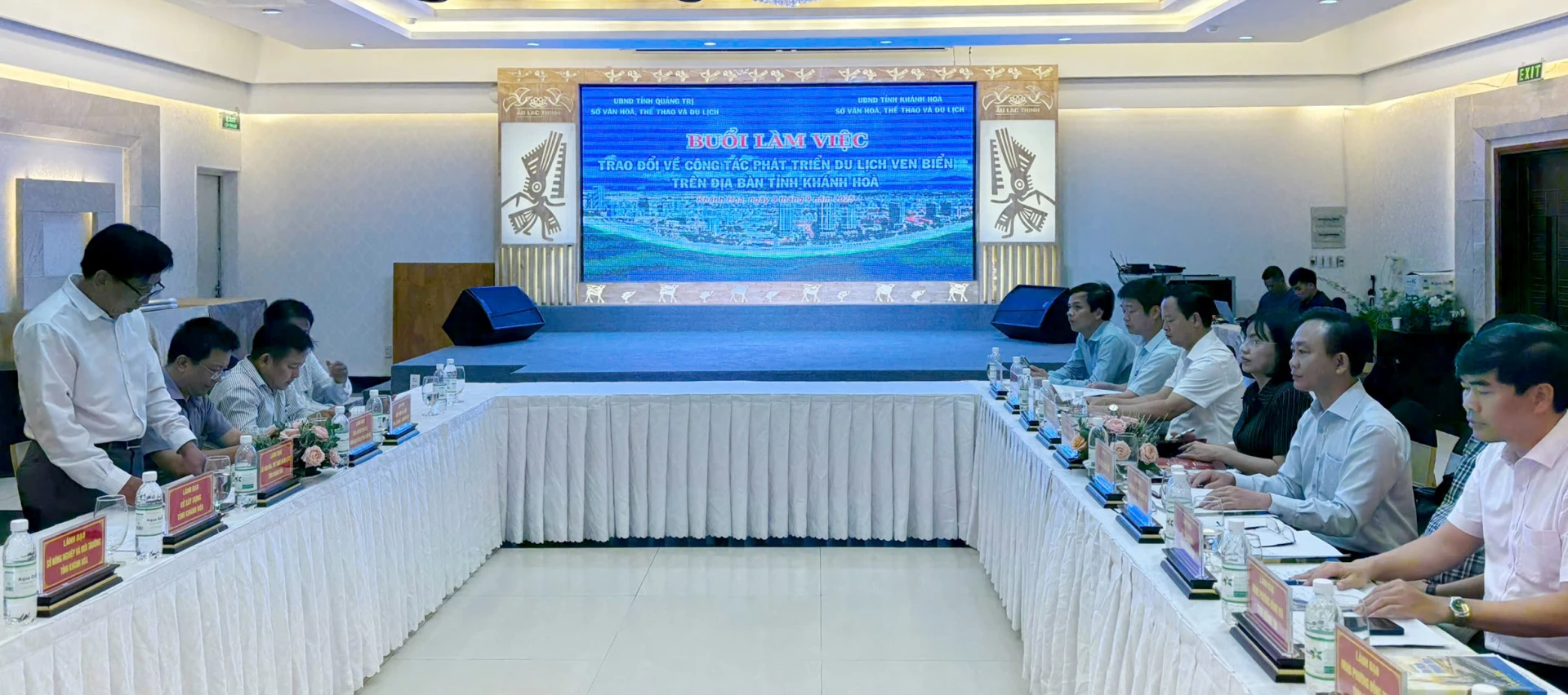 Quang cảnh buổi làm việc.