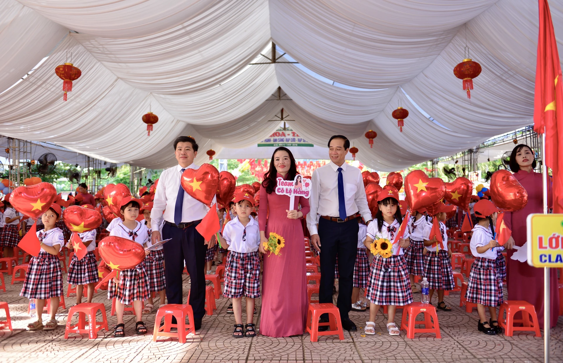 Trưởng Ban Tổ chức Tỉnh uỷ Trần Vũ Khiêm đón học sinh lớp 1 bước vào năm học mới - Ảnh: H.N 