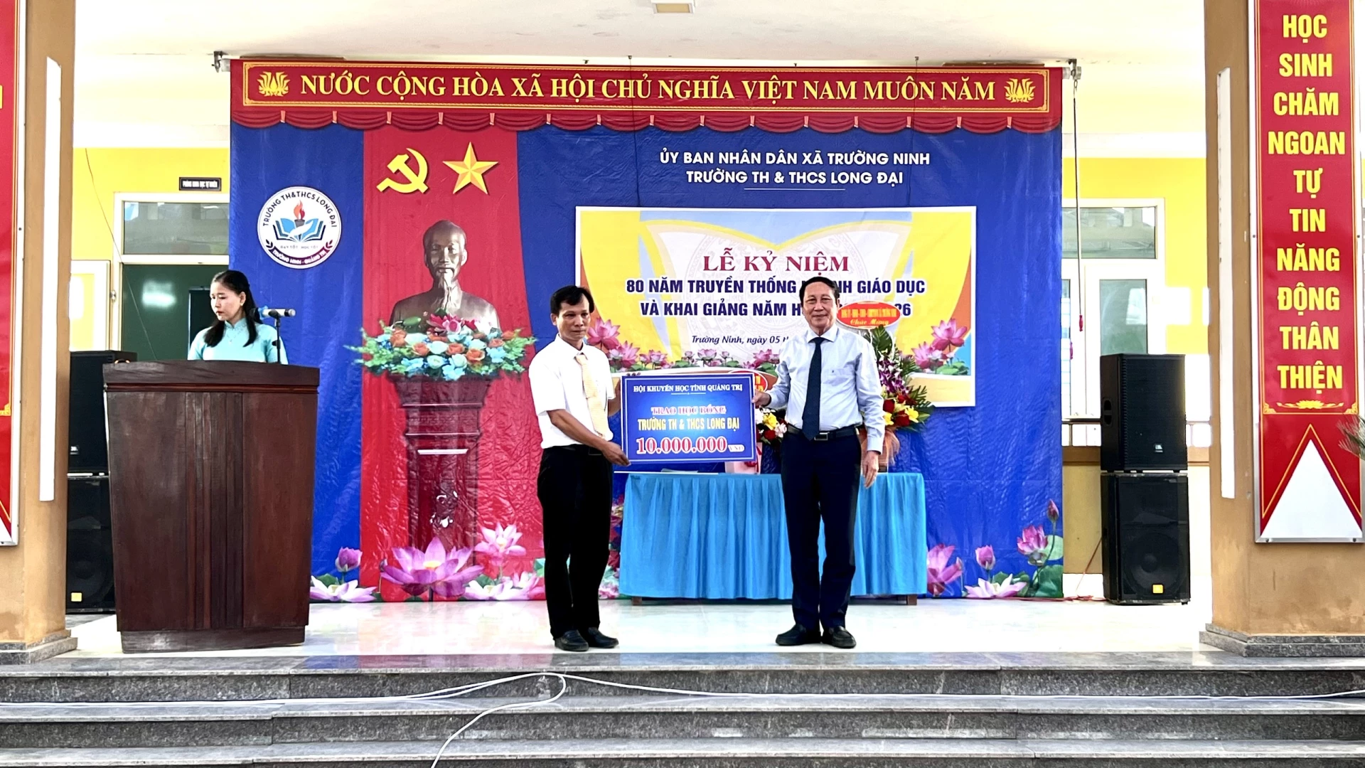 Đại diện Hội khuyến học tỉnh trao học bổng cho các em học sinh có hoàn cảnh khó khăn