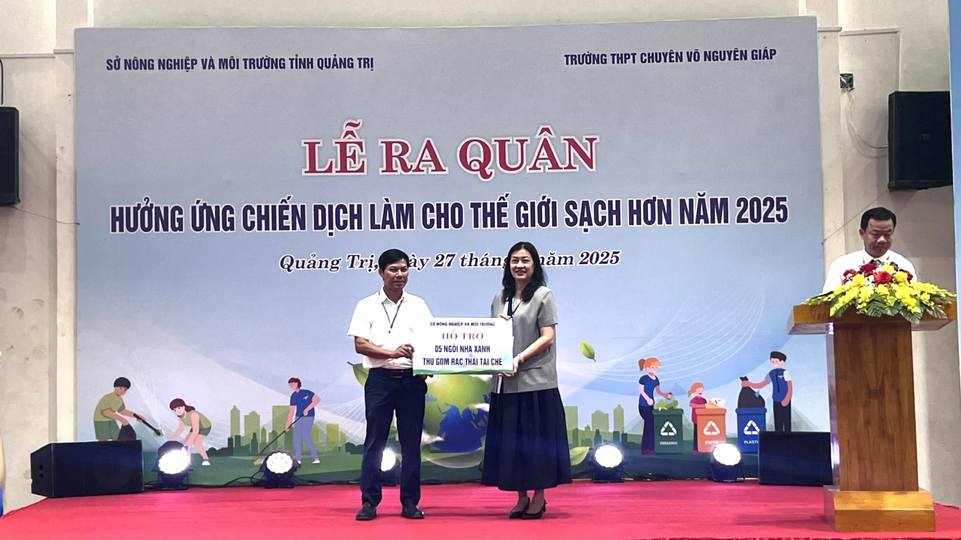 Sở Nông nghiệp và Môi trường tỉnh trao ngôi nhà xanh thu gom rác thải tái chế