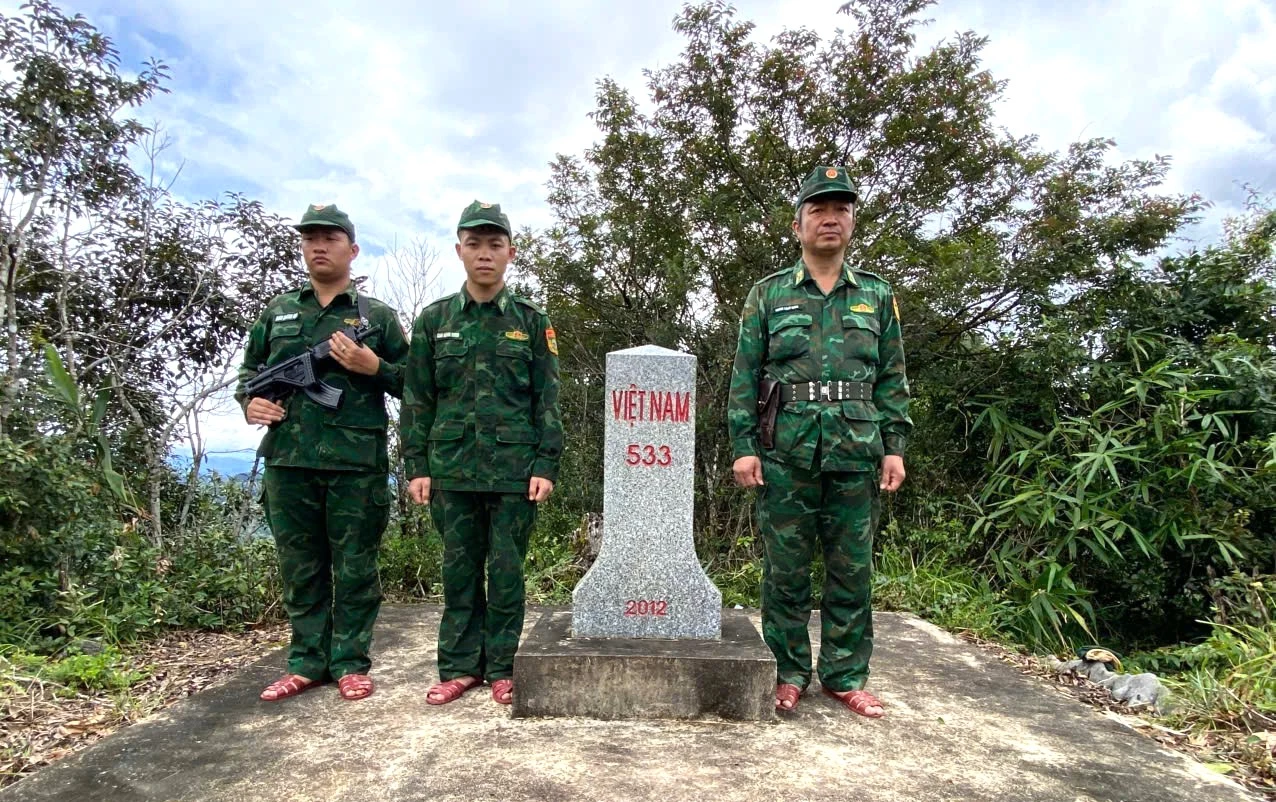 Cán bộ, chiến sỹ Biên phòng tại cột mốc 533, tuyến biên giới Việt Nam - Lào - Ảnh: Trung ĐỨc
