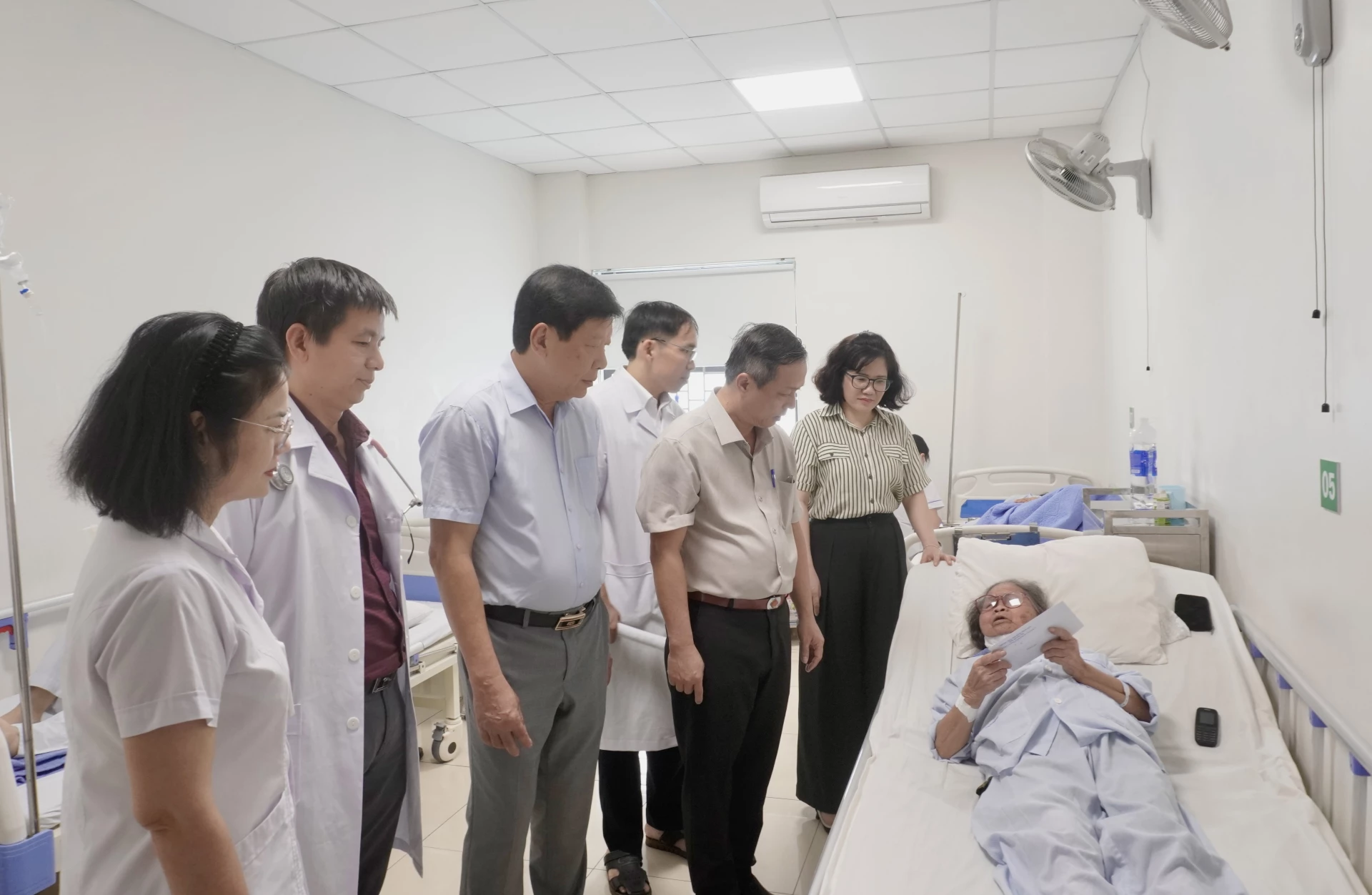 Các thành viên trong đoàn thăm hỏi, tặng quà bệnh nhân - Ảnh: H.N