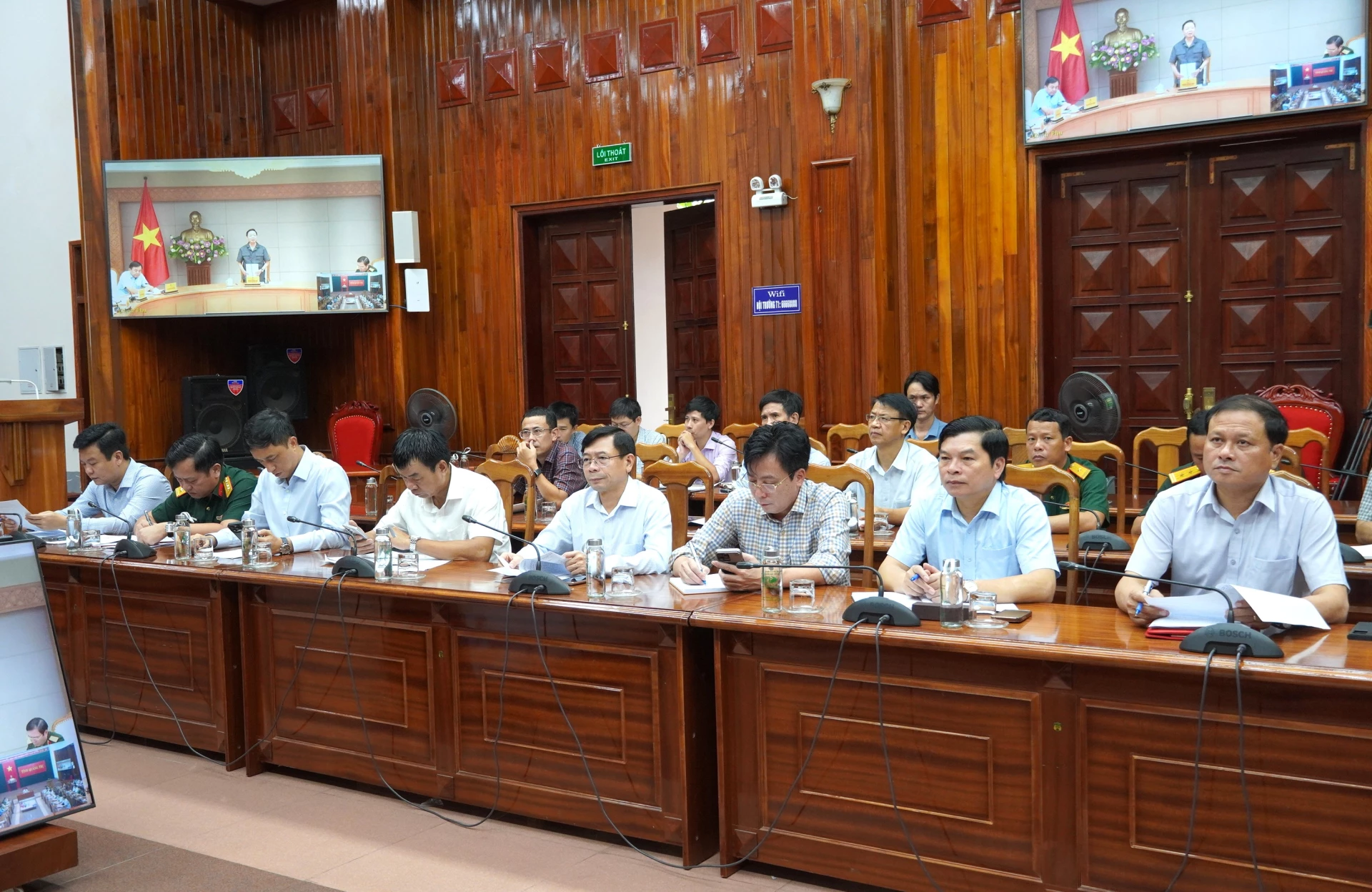 Các đại biểu dự cuộc họp tại điểm cầu UBND tỉnh Quảng Trị - Ảnh: Trung Đức