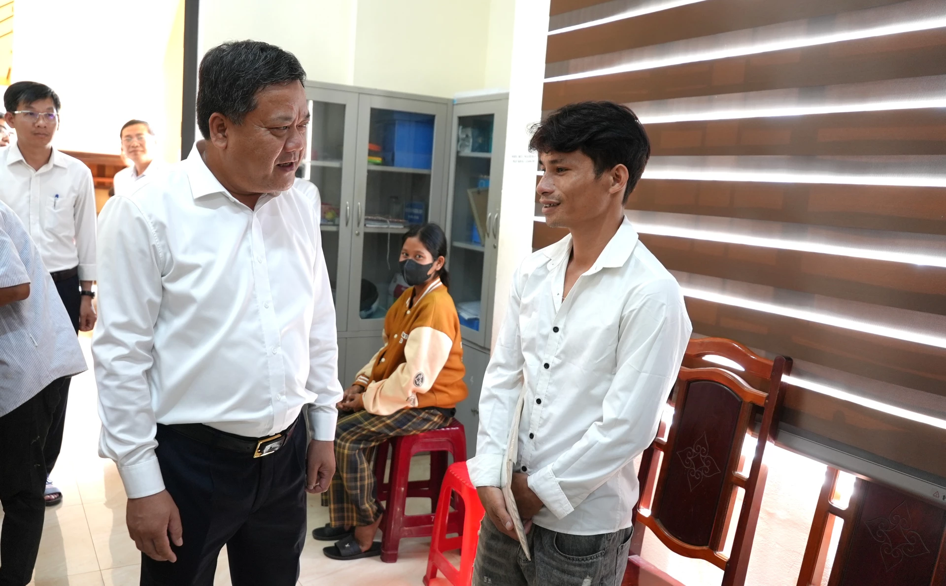 Chủ tịch UBND tỉnh Trần Phong thăm hỏi người dân tại Trung tâm phục vụ hành chính công xã Hướng Phùng - Ảnh: Trung Đức