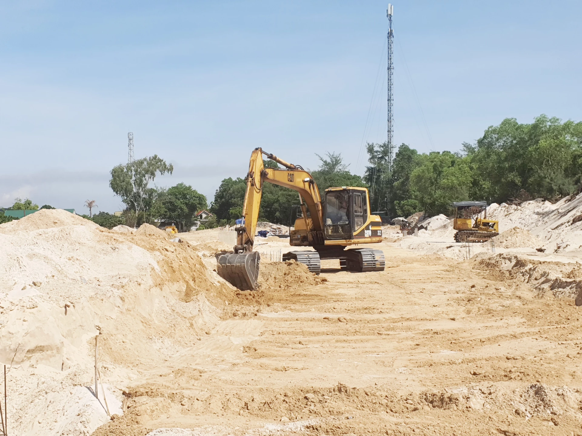 Khu tái định cư thuộc quy hoạch đô thị Dinh Mười, xã Quảng Ninh đang gấp rút thi công để hoàn thành các hạng mục -Ảnh: B.T
