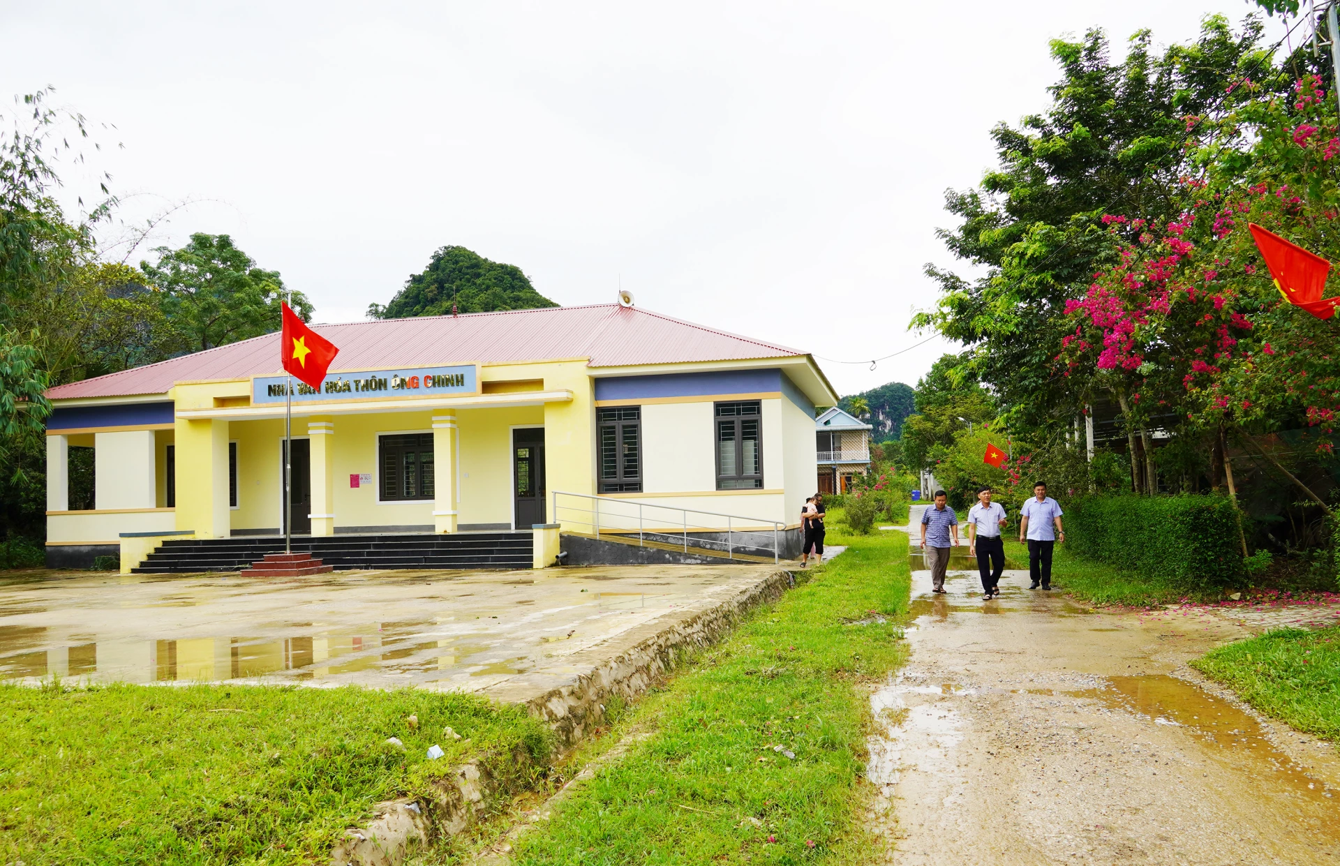 Nhà văn hóa thôn ở xã Tân Thành được đầu tư xây dựng khang trang - Ảnh: X.V