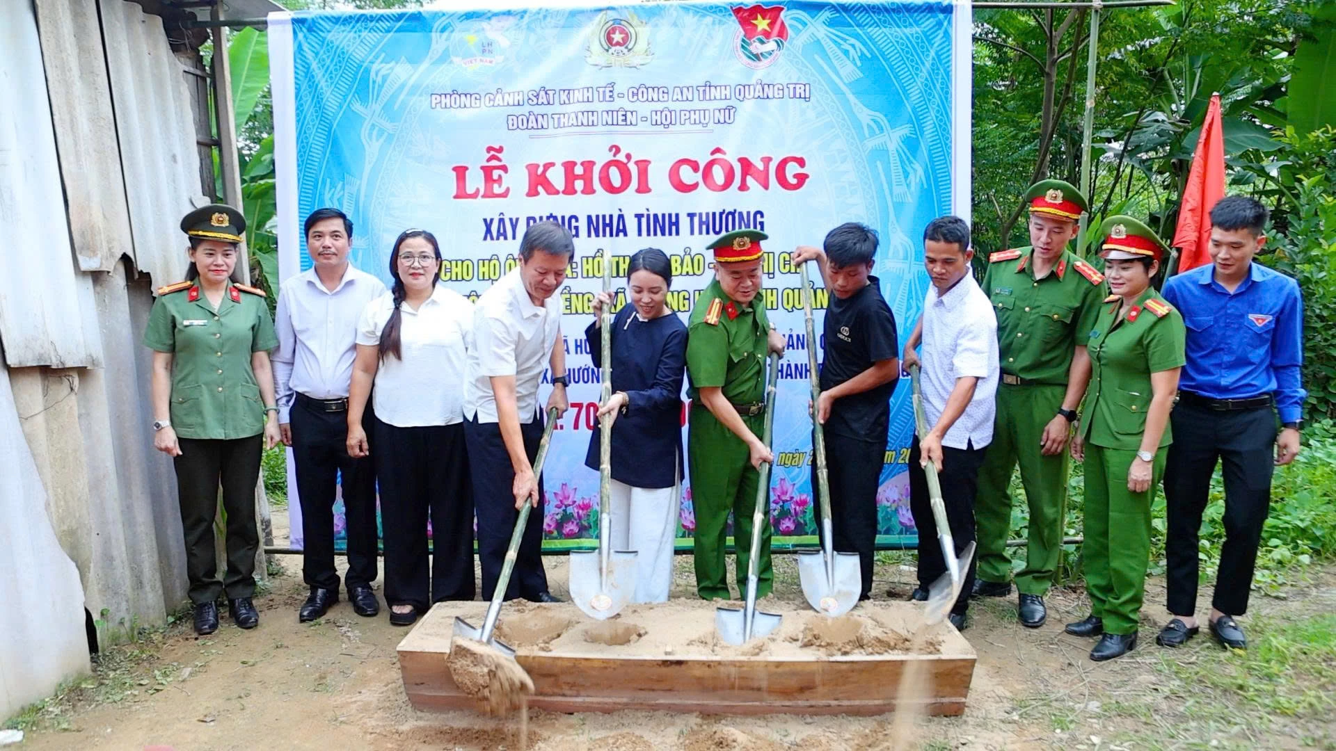 Động thổ xây dựng nhà ở hộ nghèo cho gia đình anh Bảo - Ảnh: M.L