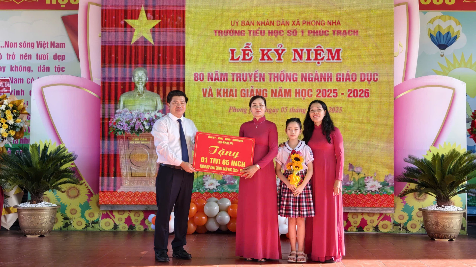 Trưởng Ban Tổ chức Tỉnh uỷ Trần Vũ Khiêm tặng quà cho Trường Tiểu học số 1 Phúc Trạch - Ảnh: H.N