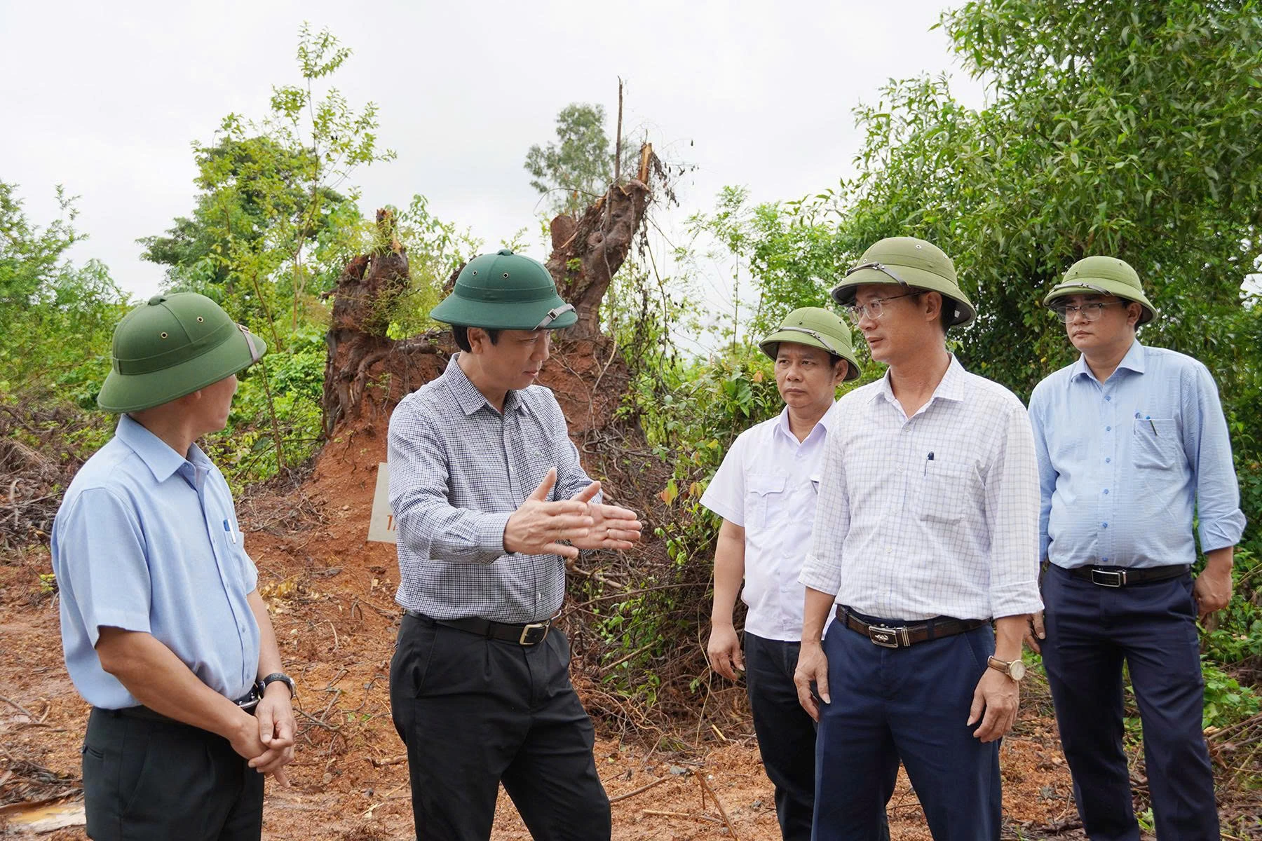 Phó Chủ tịch Thường trực UBND tỉnh Hoàng Nam chỉ đạo về công tác khống chế dịch tả lợn Châu Phi - Ảnh H.N