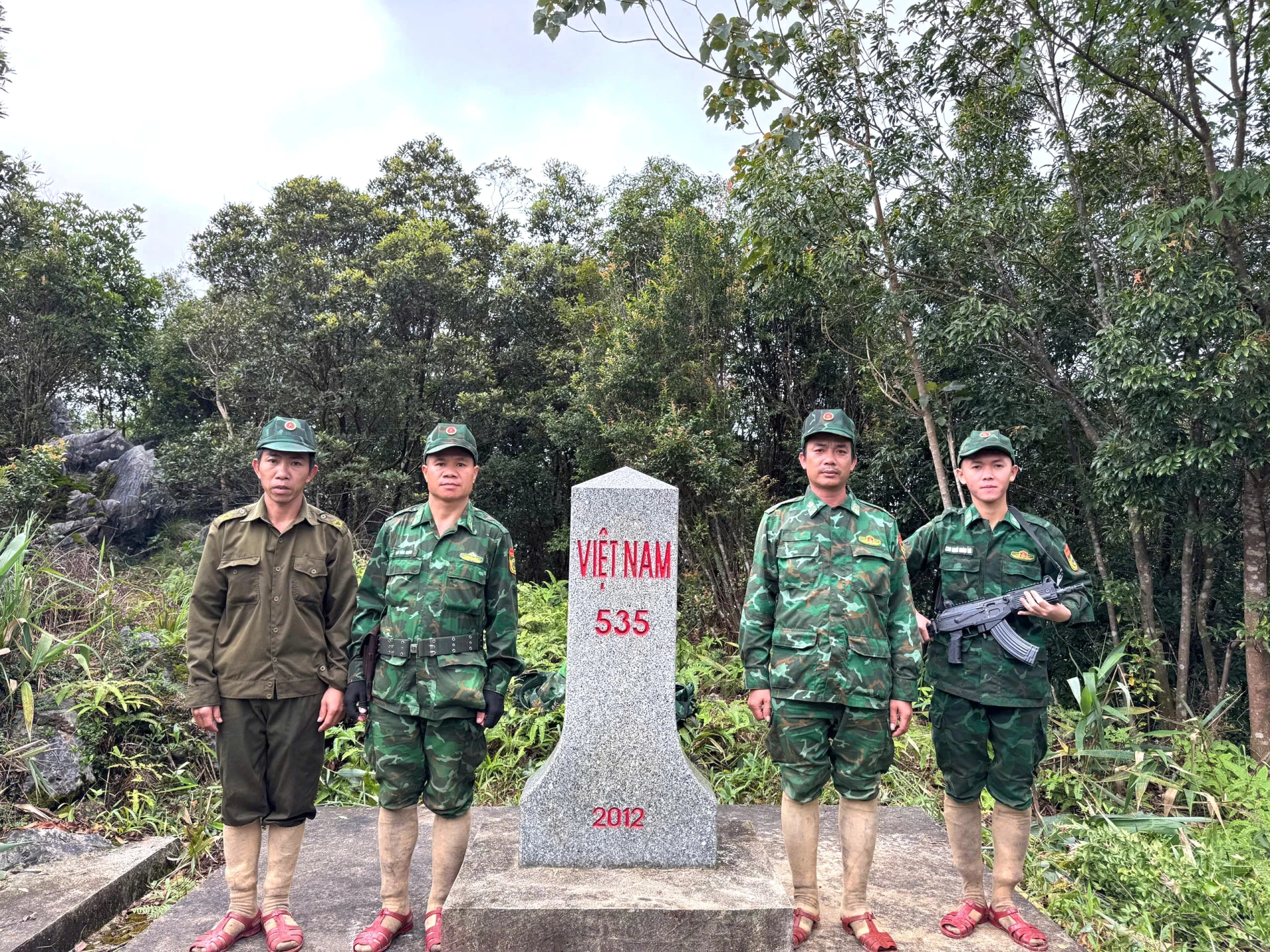 Cán bộ, chiến sỹ Biên phòng tại cột mốc 535, tuyến biên giới Việt Nam - Lào - Ảnh: Trung Đức