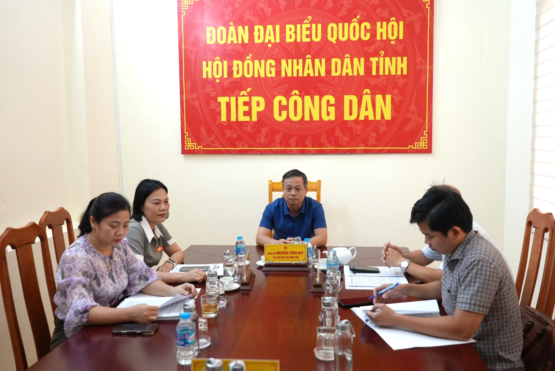 Phó Chủ tịch HĐND tỉnh Nguyễn Trần Huy chủ trì phiên tiếp công dân - Ảnh: Trung Đức