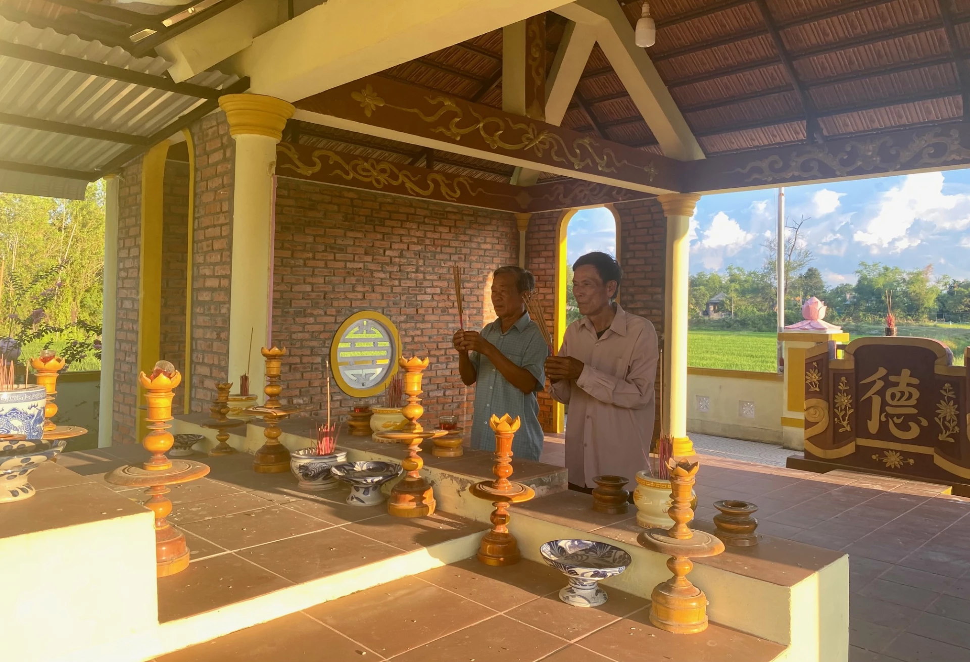 Người dân khu vực Bàu Chùa, xóm Thanh, làng Câu Hoan, xã Diên Sanh, thường xuyên thăm nom, hương khói tại nhà thờ 66 liệt sĩ Trung đoàn 6 - Ảnh: N.B