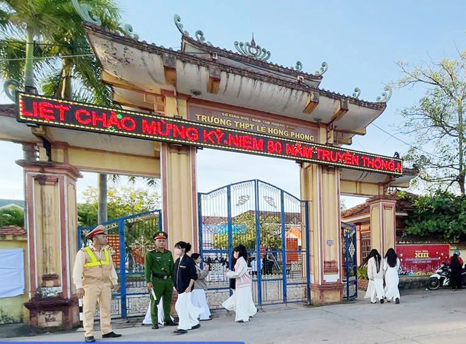 Lực lượng Cảnh sát giao thông có mặt từ sáng sớm để phân luồng, điều tiết giao thông trước cổng trường học.