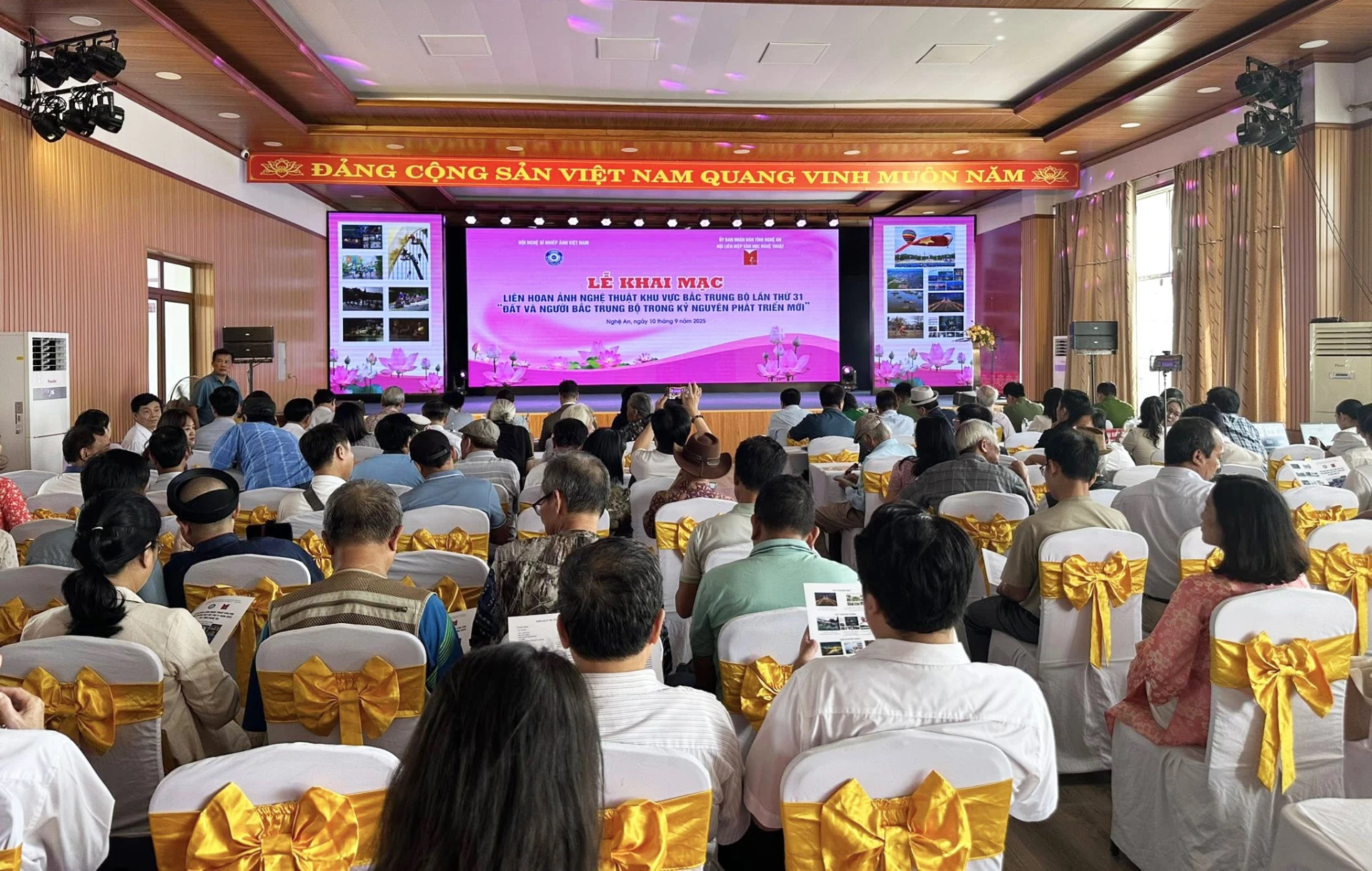 Quang cảnh lễ khai mạc triển lãm.