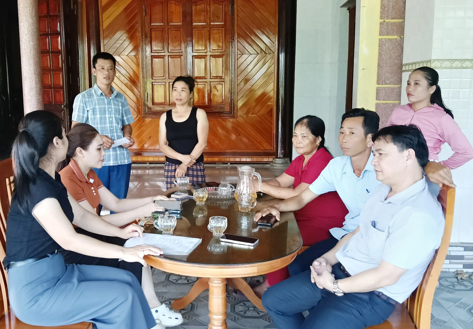 Lãnh đạo xã Tuyên Sơn thăm hỏi, động viên các hộ chăn nuôi có lợn bị dịch tả lợn châu Phi.