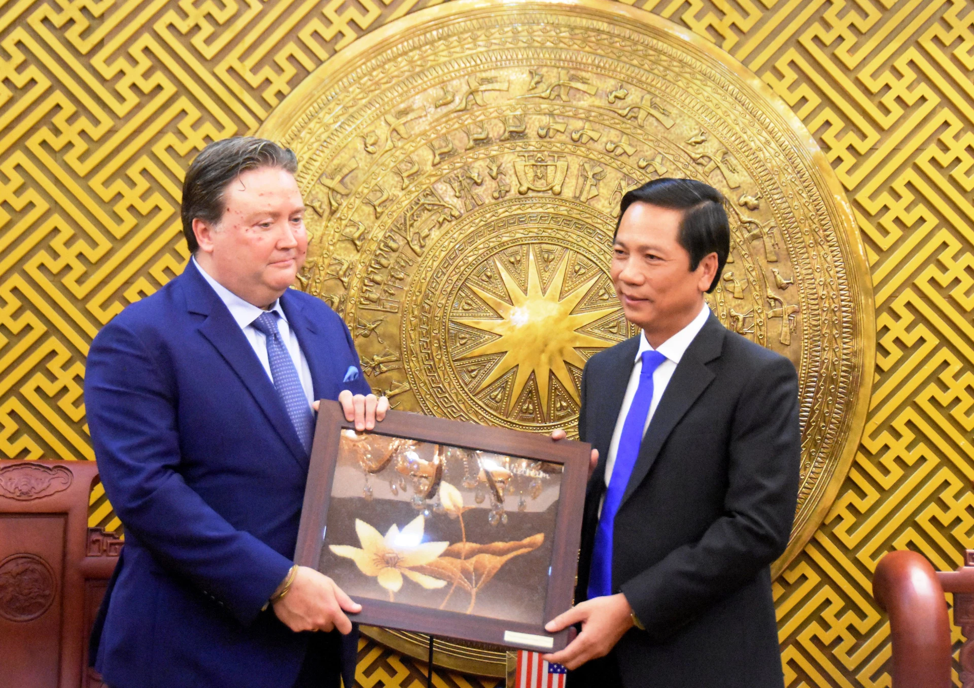 Phó Chủ tịch Thường trực UBND tỉnh Hoàng Nam trao tặng món quà lưu niệm đến ngài Marc Knapper, Đại sứ Hoa Kỳ tại Việt Nam - Ảnh: ĐV
