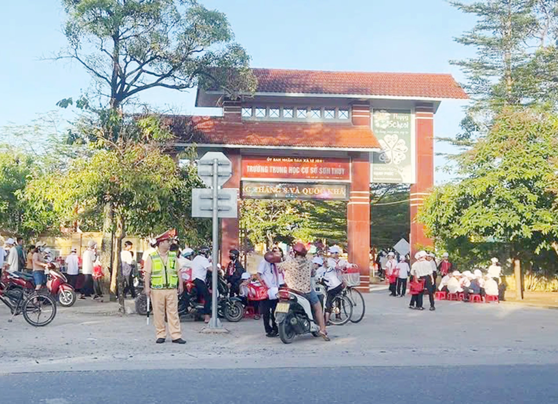 Lực lượng Cảnh sát giao thông có mặt từ sáng sớm để phân luồng, điều tiết giao thông trước cổng trường học.
