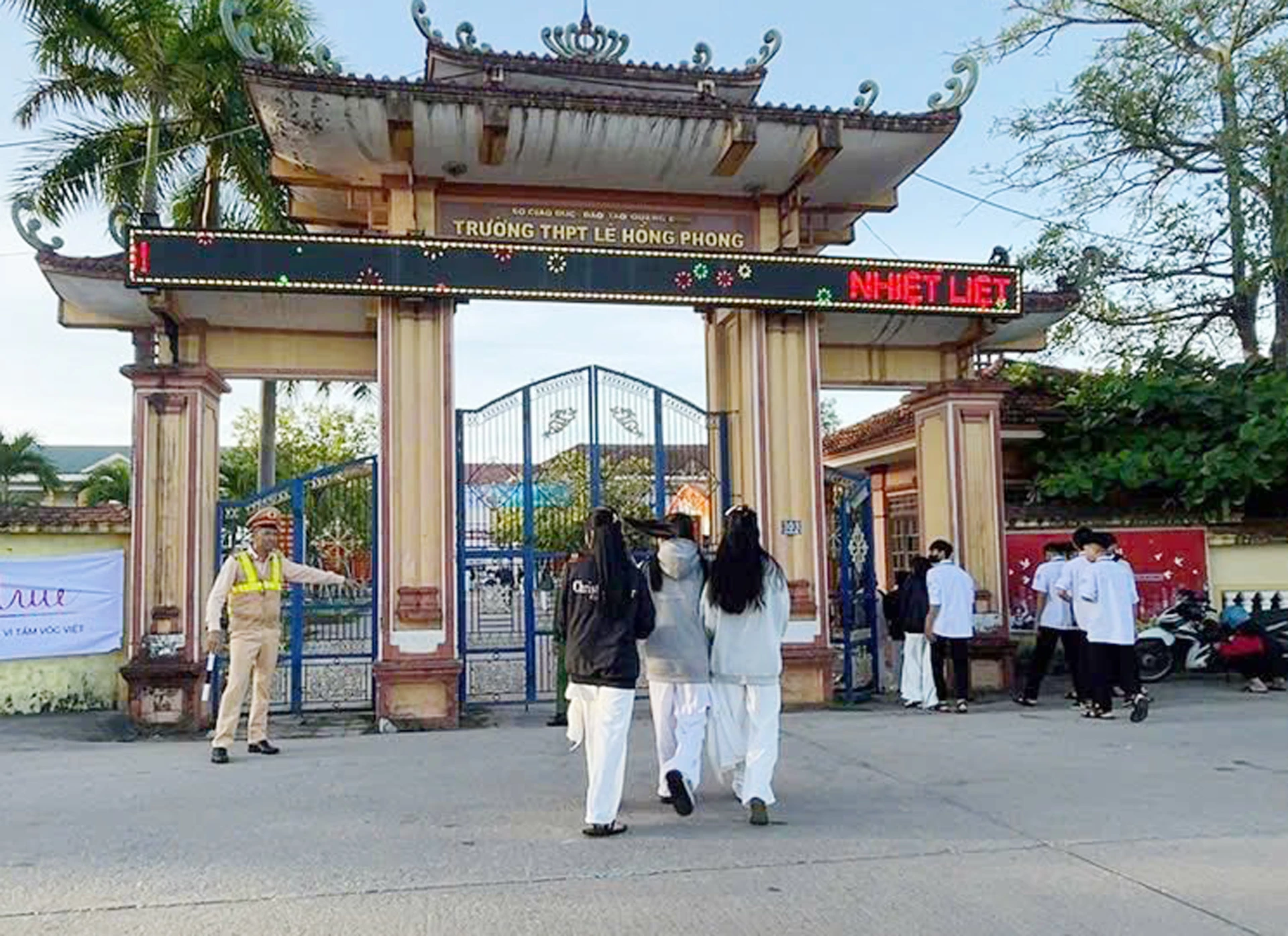 Lực lượng Cảnh sát giao thông có mặt từ sáng sớm để phân luồng, điều tiết giao thông trước cổng trường học.