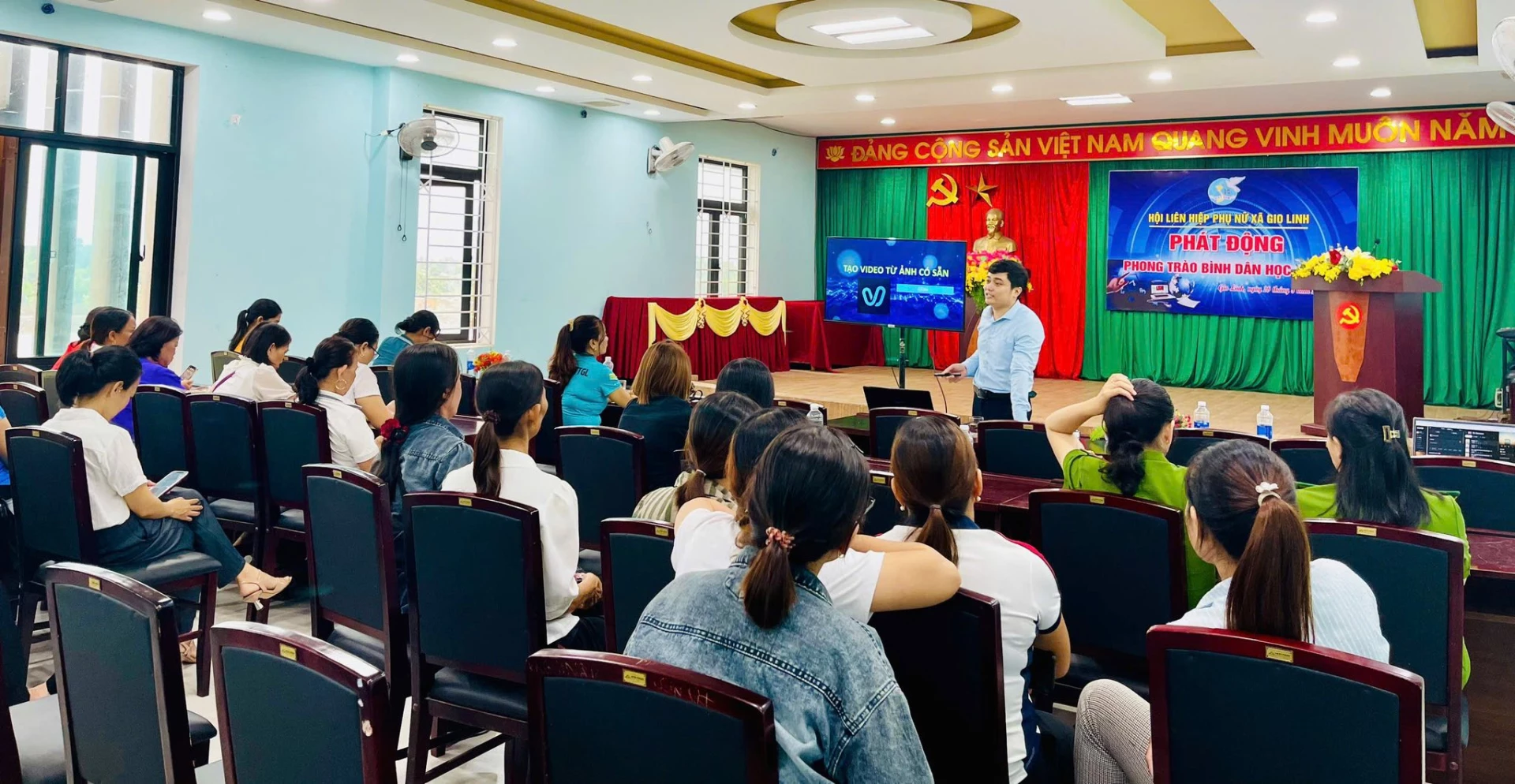 Tập huấn về chuyển đổi số tại Hội LHPN xã Gio Linh - Ảnh: M.N