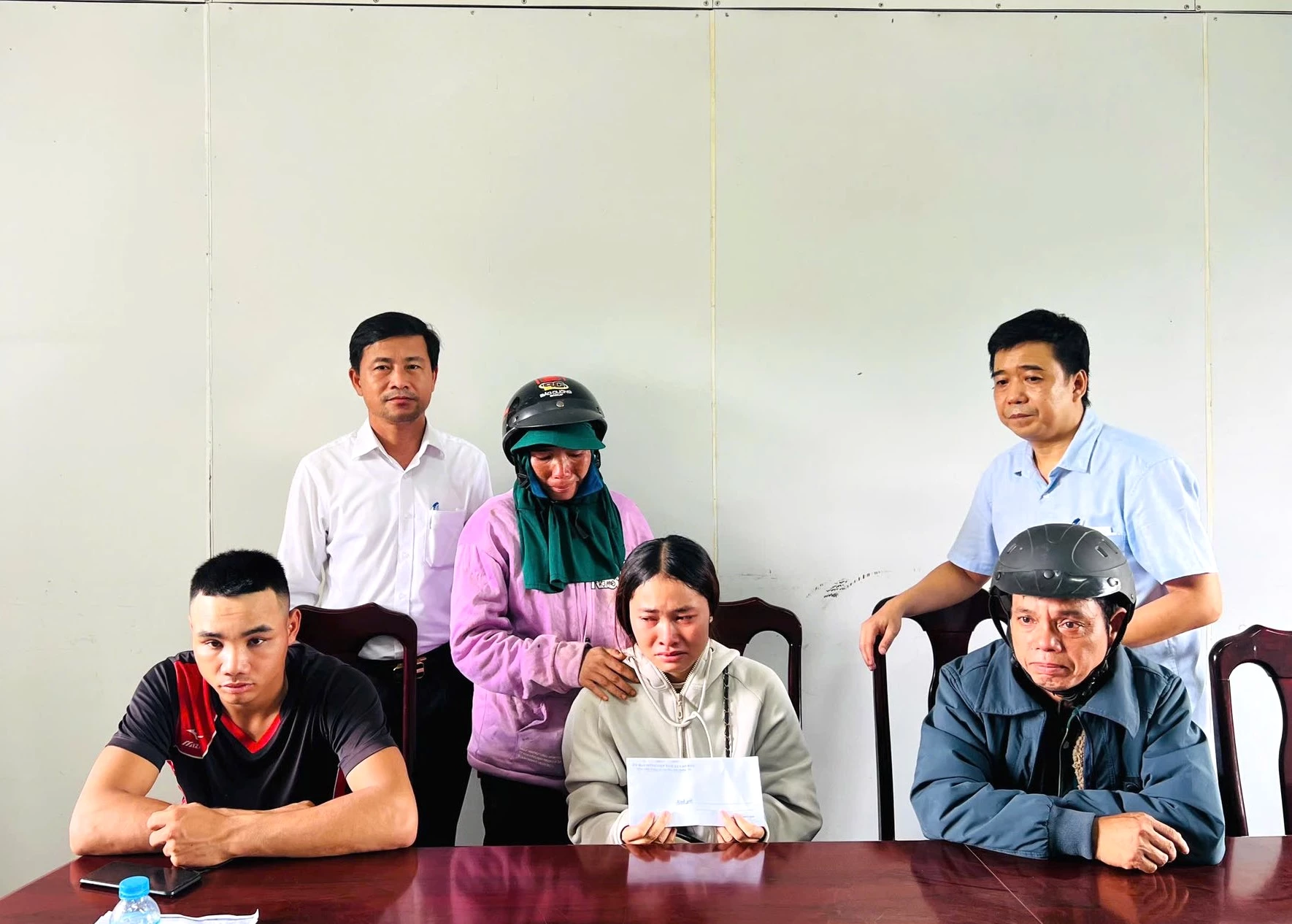 Lãnh đạo xã Lao Bảo thăm hỏi, động viên thân nhân các nạn nhân tử vong trong vụ tai nạn sáng nay tại khu vực chợ Tân Long - Ảnh: MXH