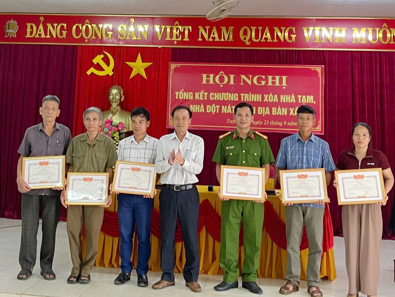 Lãnh đạo xã Tuyên Lâm trao giấy khen cho các tập thể có thành tích xuất sắc trong thực hiện chương trình xóa nhà tạm, nhà dột nát trên địa bàn - Ảnh: X.V