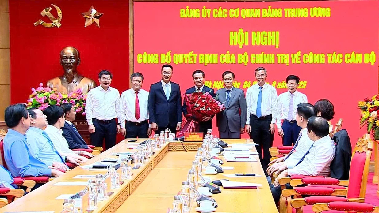 Lãnh đạo tỉnh Quảng Trị tặng hoa, chúc mừng Phó Bí thư Đảng ủy các cơ quan Đảng Trung ương Nguyễn Long Hải - Ảnh: Q.V
