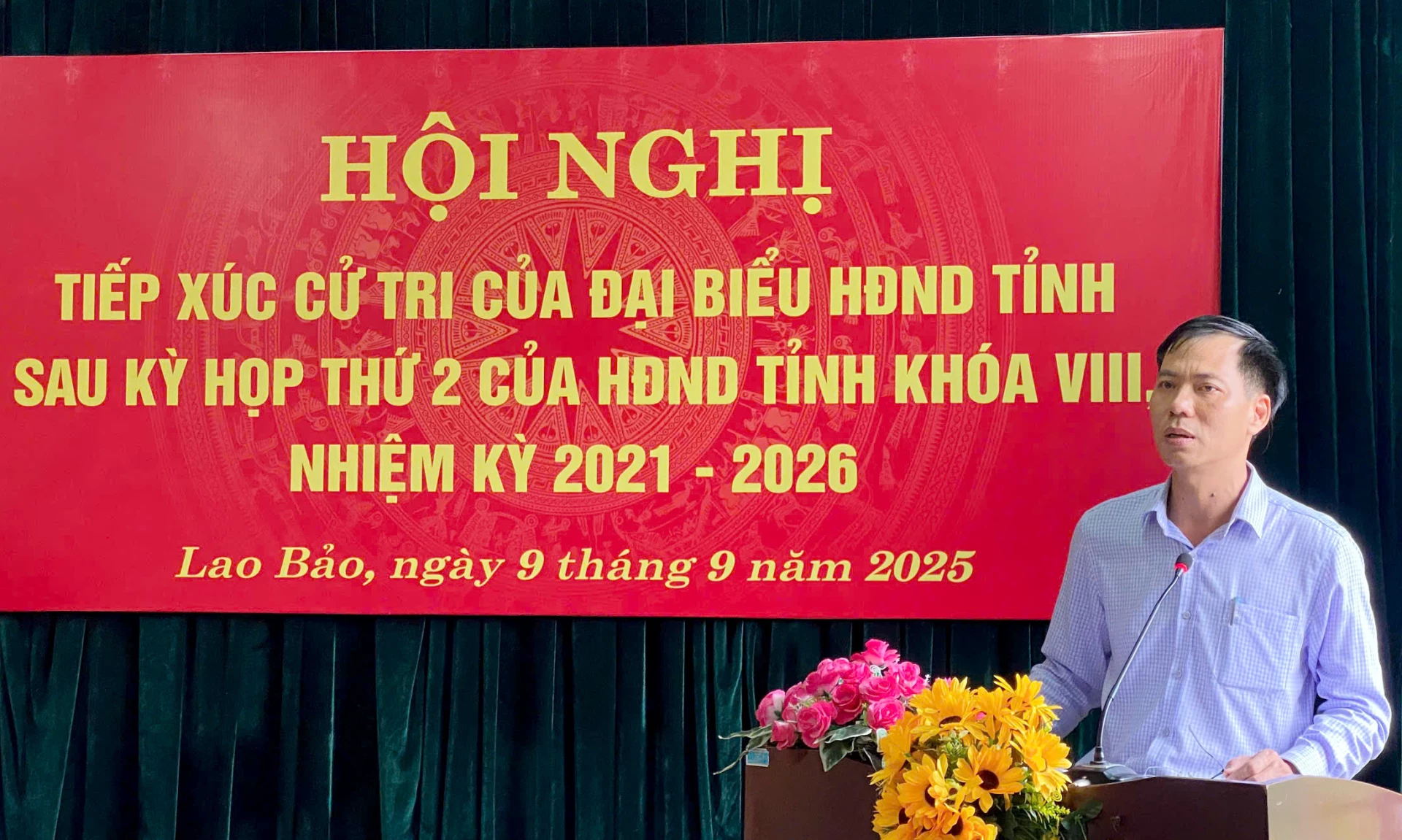 Đại diện tổ đại biểu HĐND tỉnh báo cáo với cử tri xã Lao Bảo về kết quả kỳ họp thứ 2, HĐND tỉnh khóa VIII.