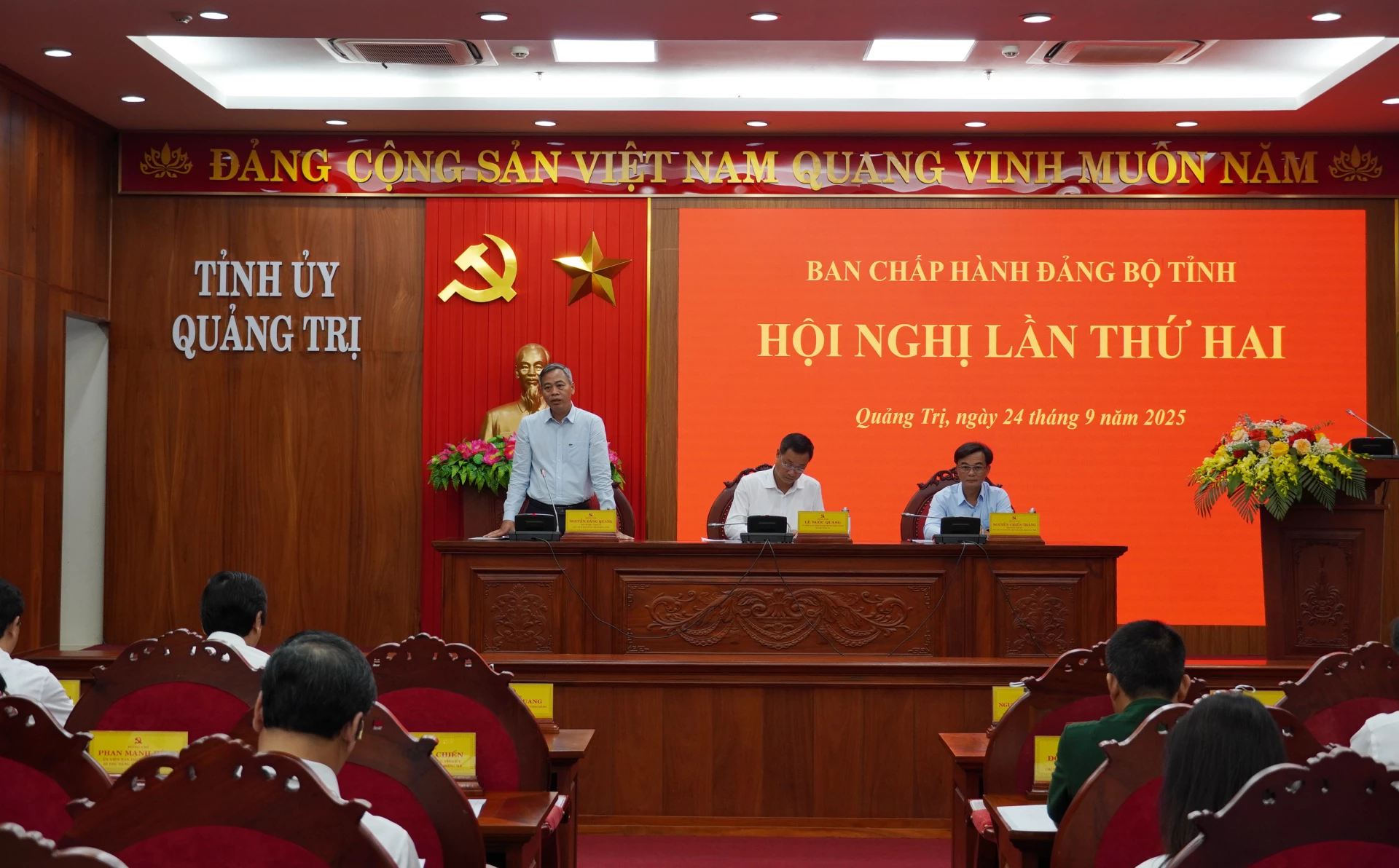 Phó Bí thư Tỉnh ủy, Chủ tịch HĐND tỉnh Nguyễn Đăng Quang điều hành thảo luận tại Hội nghị - Ảnh: XP