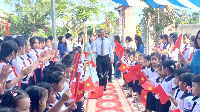 Phó Bí thư Tỉnh ủy, Chủ tịch HĐND tỉnh Nguyễn Đăng Quang dự lễ khai giảng tại Trường Tiểu học và THCS Hải Lâm