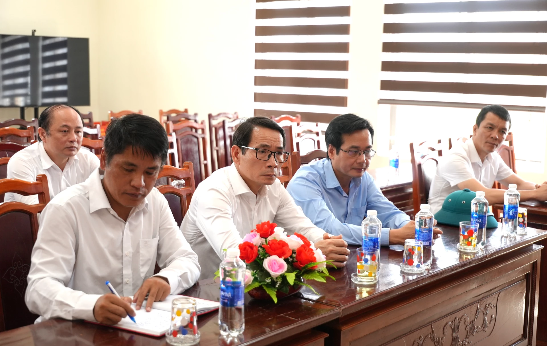 Các đại biểu dự cuộc làm việc tại xã Hướng Phùng - Ảnh: Trung Đức