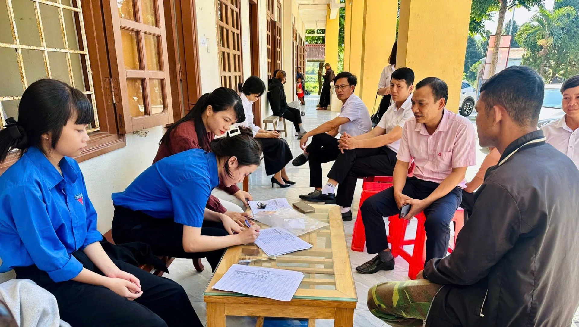 Các đội hình thanh niên tình nguyện tỉnh Quảng Trị hỗ trợ người dân thực hiện các giấy tờ sau khi vận hành chính quyền địa phương 2cấp - Ảnh: L.M