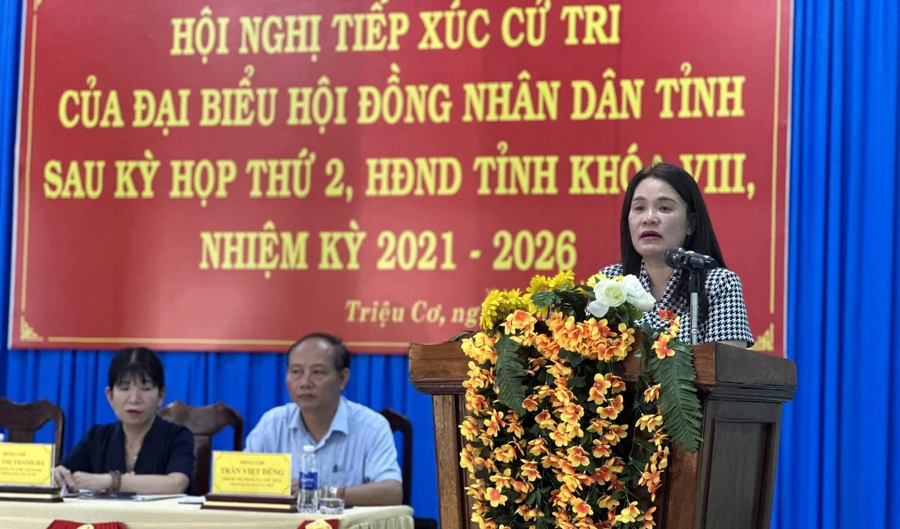 Chủ nhiệm Ủy ban Kiểm tra Tỉnh ủy Hồ Thị Thu Hằng phát biểu tại buổi tiếp xúc cử tri - Ảnh: Việt Anh