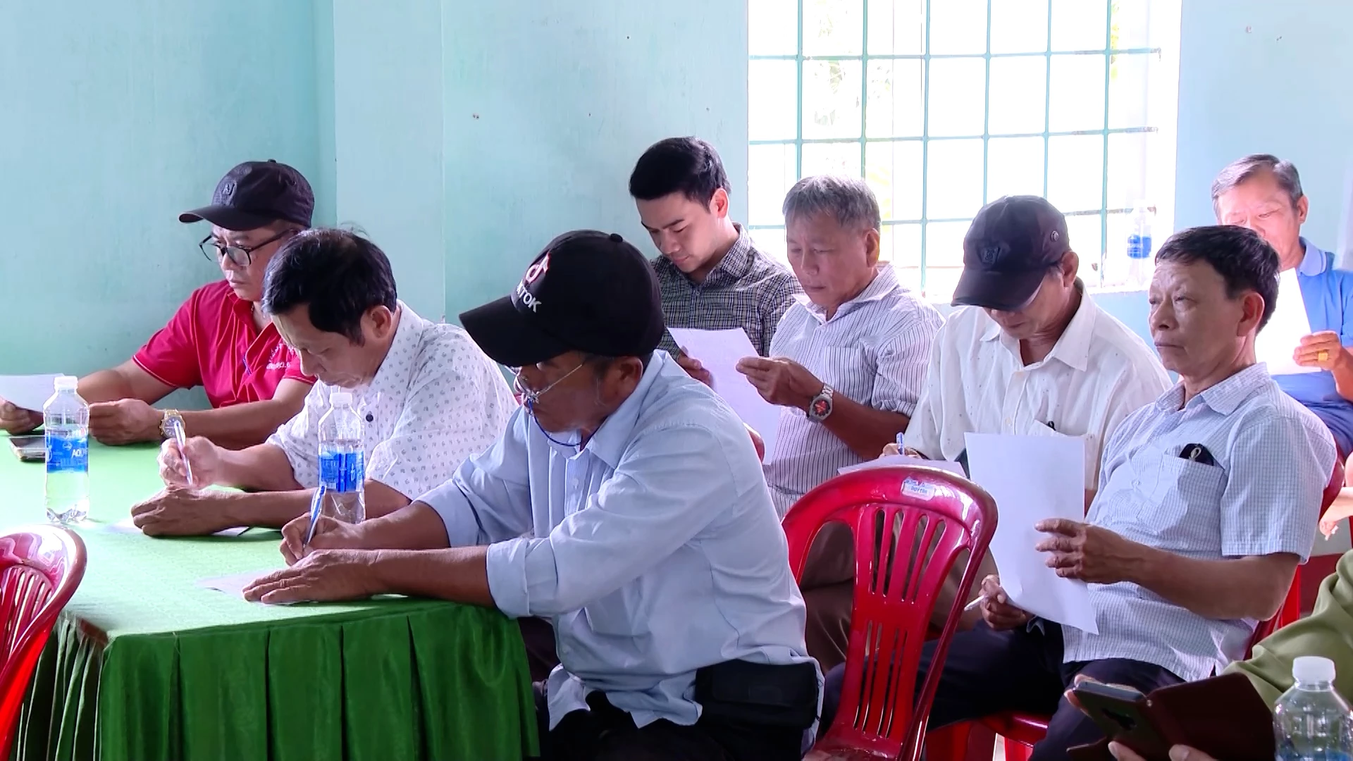 Khảo sát lấy ý kiến của người dân về vị trí xây dựng khu nghĩa địa mới -Ảnh: B.C