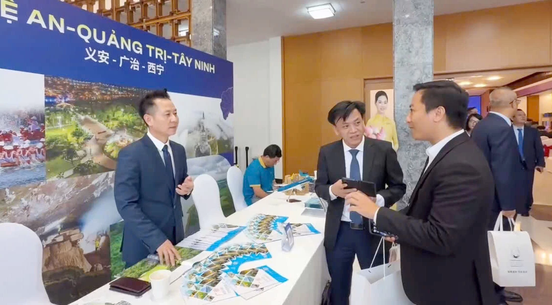 Gian hàng trưng bày ấn phẩm tỉnh Quảng Trị tại diễn đàn - Ảnh: M.T