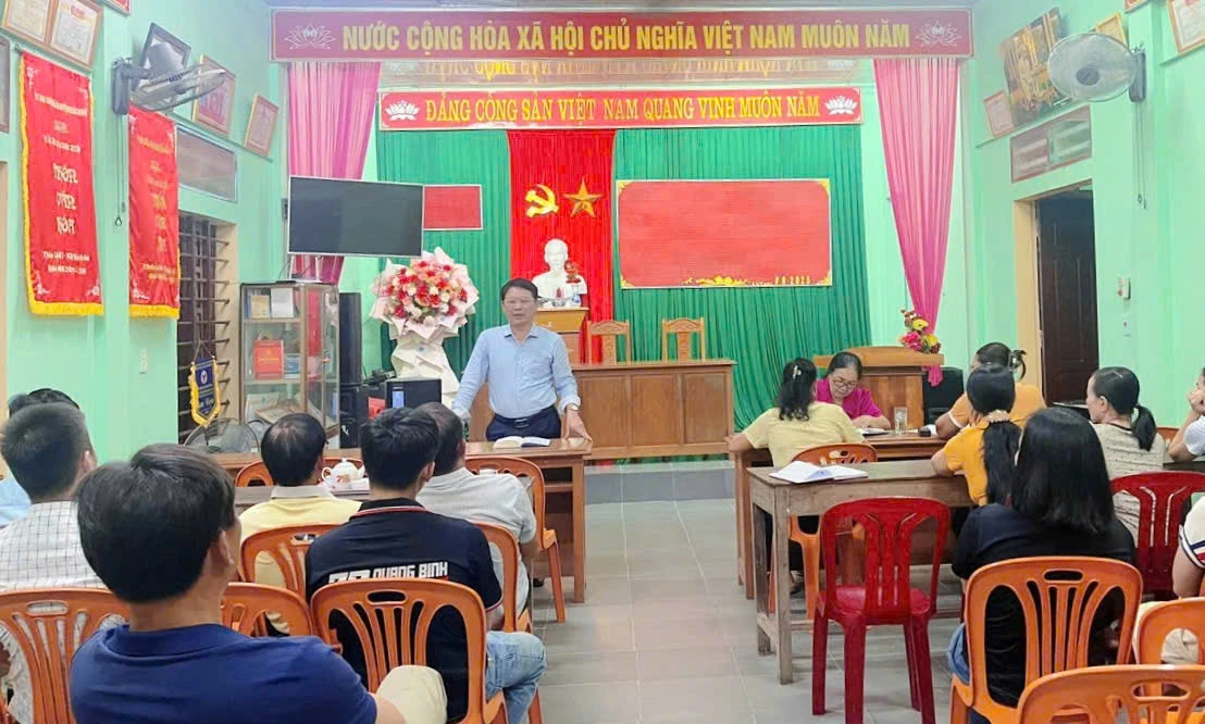 Bí thư Đảng ủy xã Quảng Ninh Phạm Trung Đông dự và phát biểu tại buổi sinh hoạt chi bộ định kỳ tháng 9/2025 tại Chi bộ thôn Lệ Kỳ 1 -Ảnh: N.K
