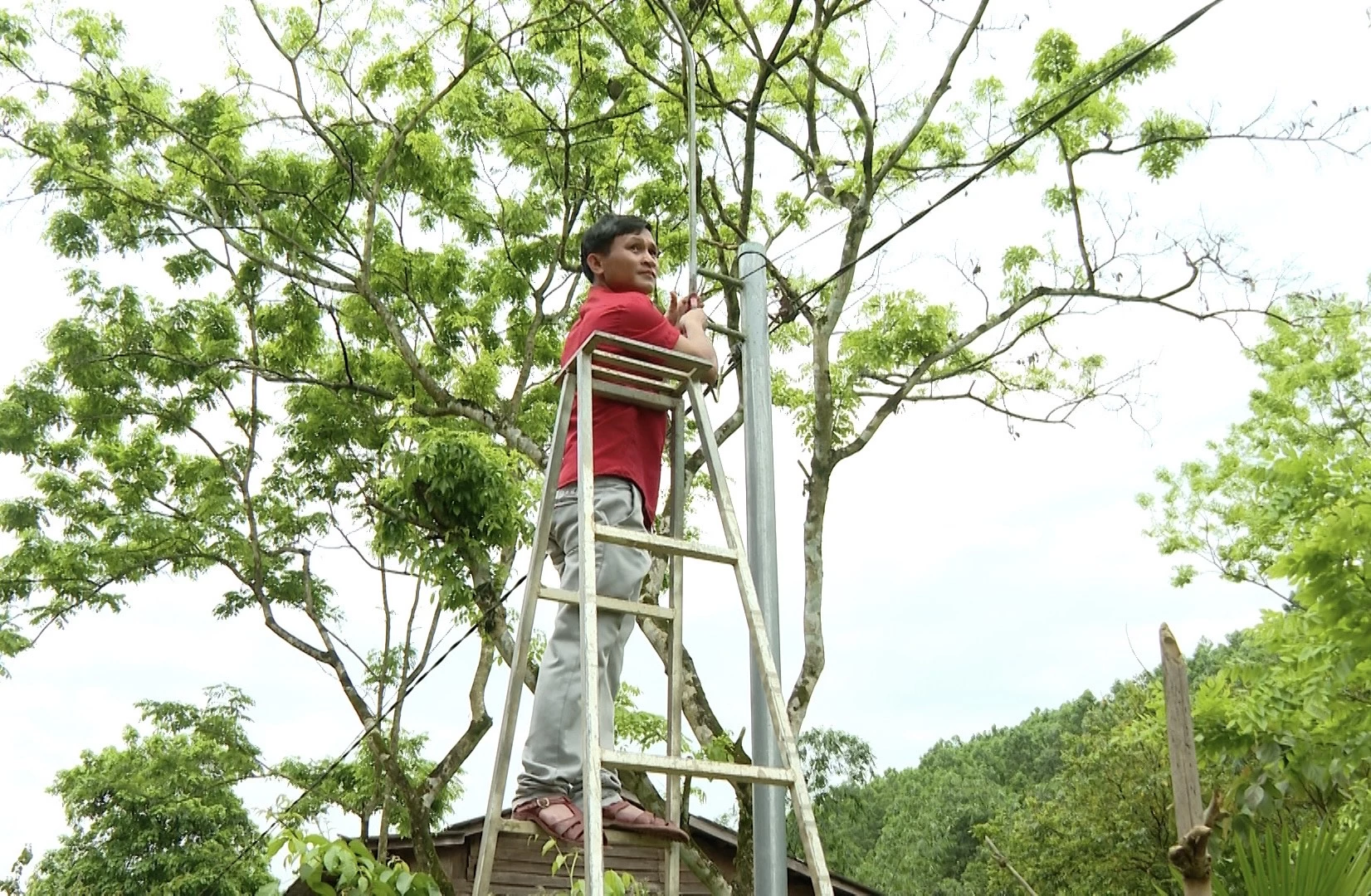Cao Xuân Long hỗ trợ Bộ đội Biên phòng lắp đặt công trình ánh sáng vùng biên cho bản Mò O Ồ Ồ -Ảnh: T.A