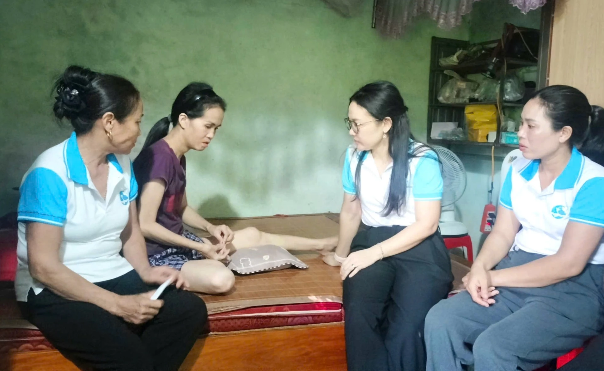 Lãnh đạo Hội LHPN xã Quảng Trạch tặng quà, động viên chị Tạ Thị Thắm ở thôn Đông Dương - Ảnh: P.P