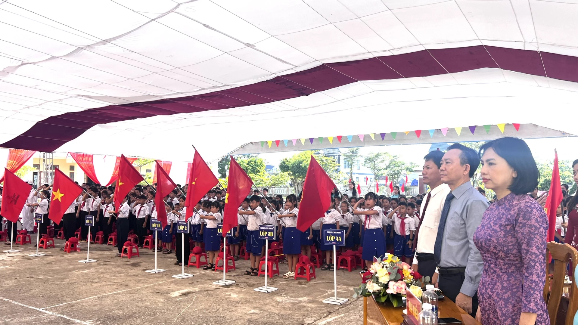 Các đại biểu chào cờ tại lễ khai giảng