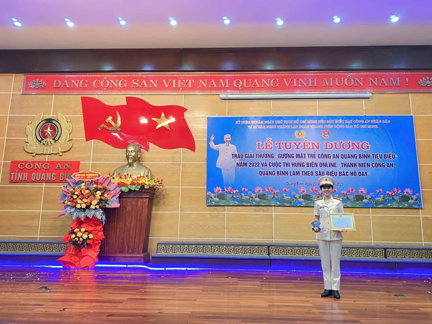 Vinh dự nhận Giải thưởng “Gương mặt trẻ Công an Quảng Bình tiêu biểu” năm 2022  là một trong những dấu ấn ghi nhận nỗ lực và cống hiến của nữ sĩ quan trẻ -Ảnh: M.H