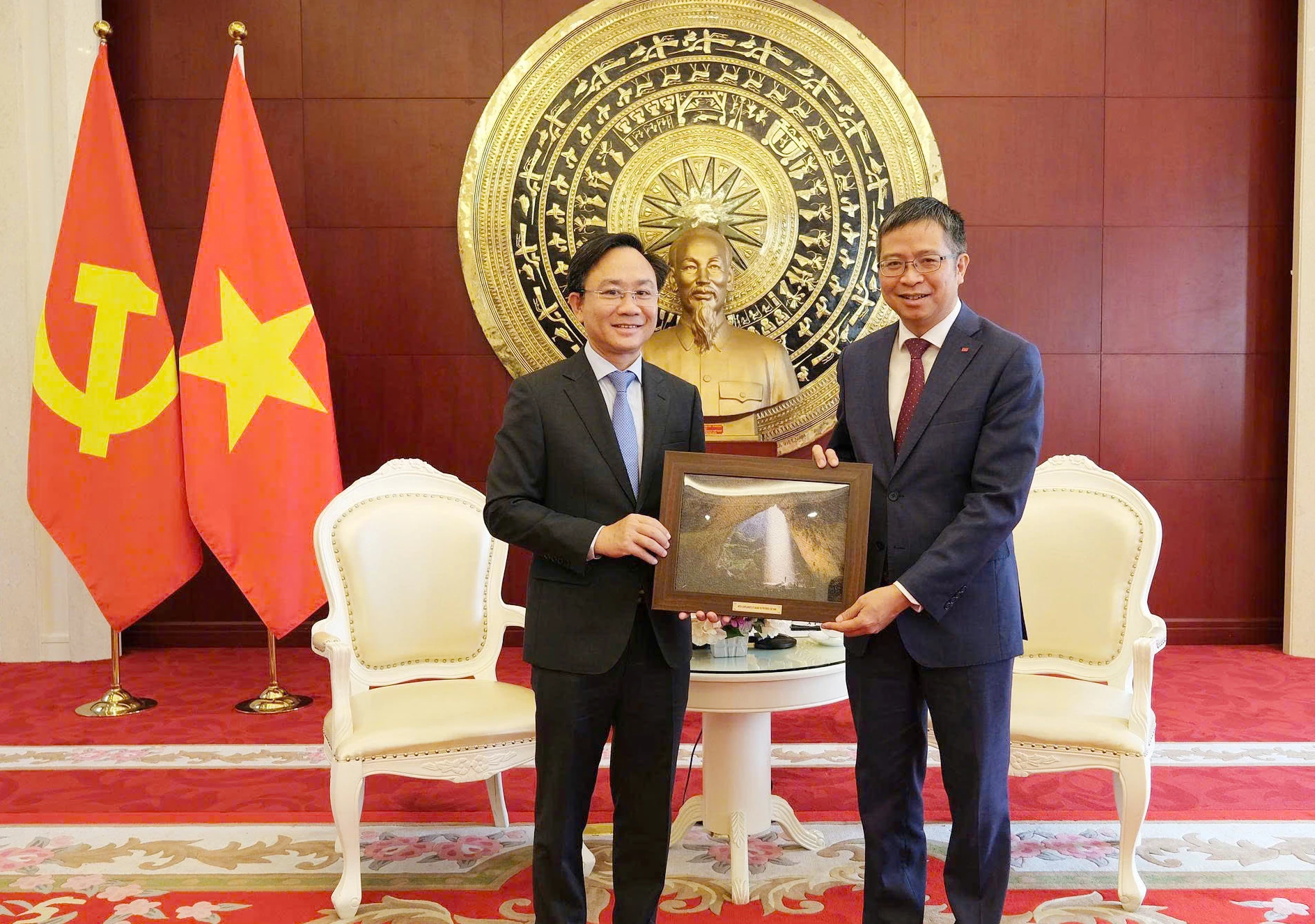 Phó Chủ tịch UBND tỉnh Hoàng Xuân Tân tặng ảnh lưu niệm cho Đại sứ Việt Nam tại Trung Quốc Phạm Thanh Bình - Ảnh: M.T