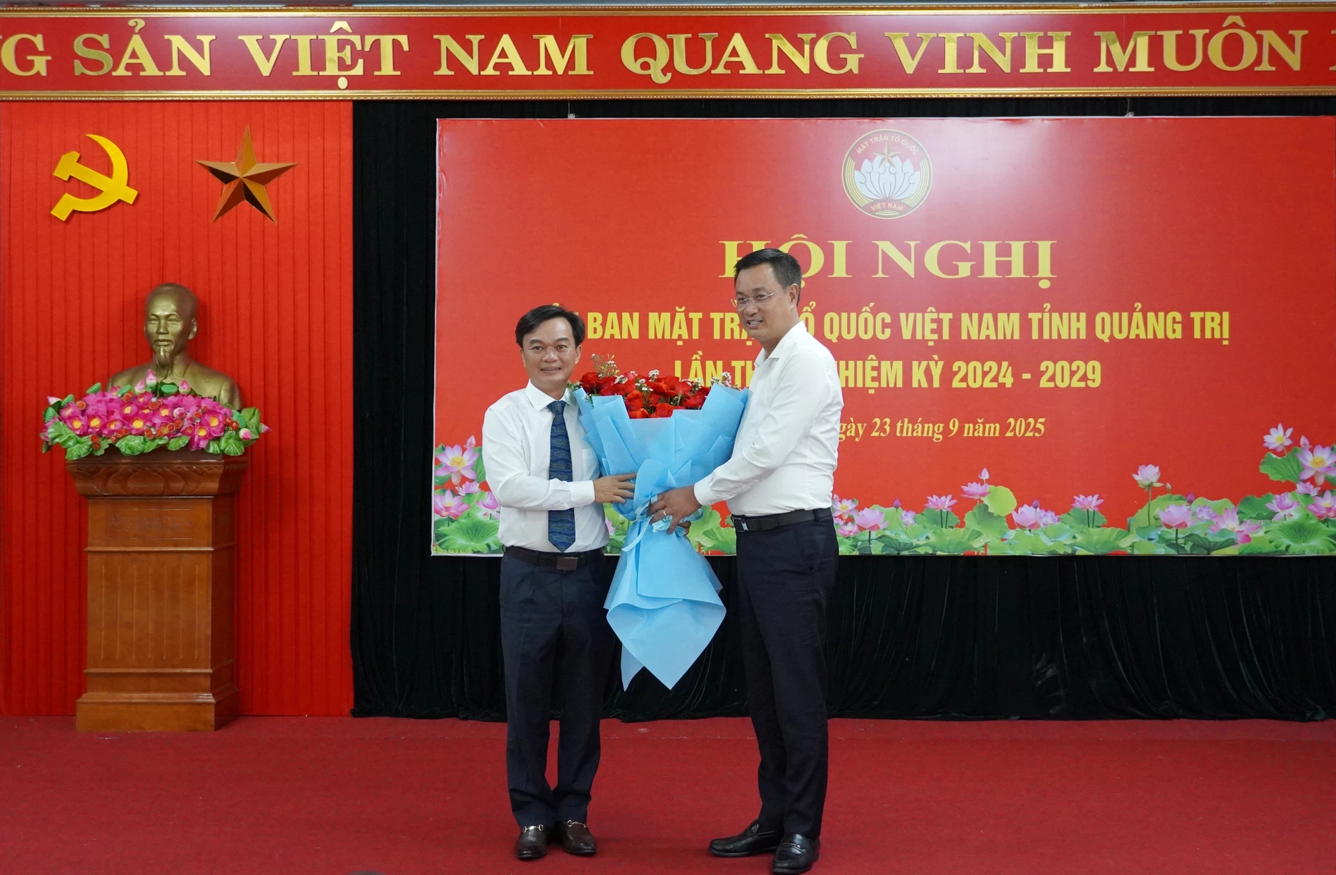 Bí thư Tỉnh ủy Lê Ngọc Quang tặng hoa chúc mừng tân Chủ tịch Ủy ban MTTQVN tỉnh Quảng Trị Nguyễn Chiến Thắng - Ảnh: XP