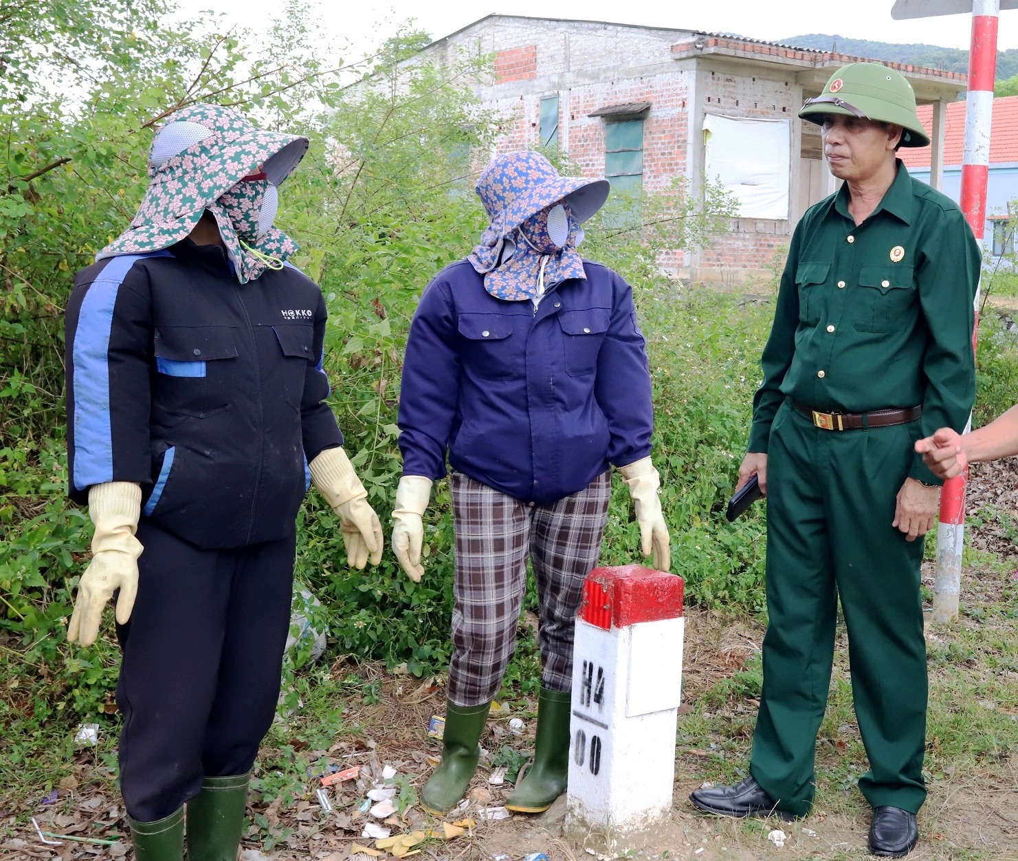 Ông Đinh Xuân Hùng trao đổi công việc với công nhân HTX DVMT Phúc Trạch - Ảnh: T.Long