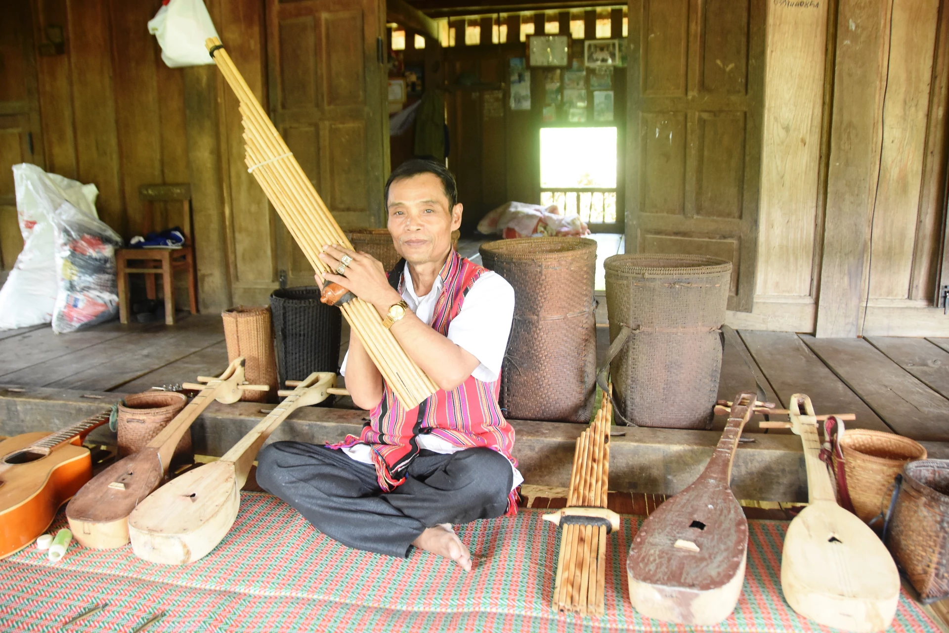 Nghệ nhân Pả La Ham đã chế tác nên những loại nhạc cụ độc đáo - Ảnh: Đ.V