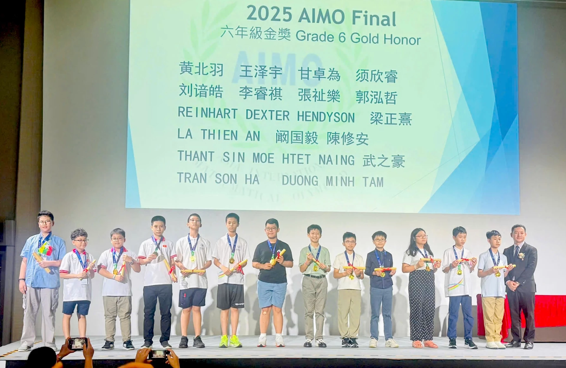 Dương Minh Tâm (thứ 4, từ trái sang) nhận tấm HCV tại Đấu trường AIMO 2025 tổ chức tại Nhật Bản- Ảnh: L.T