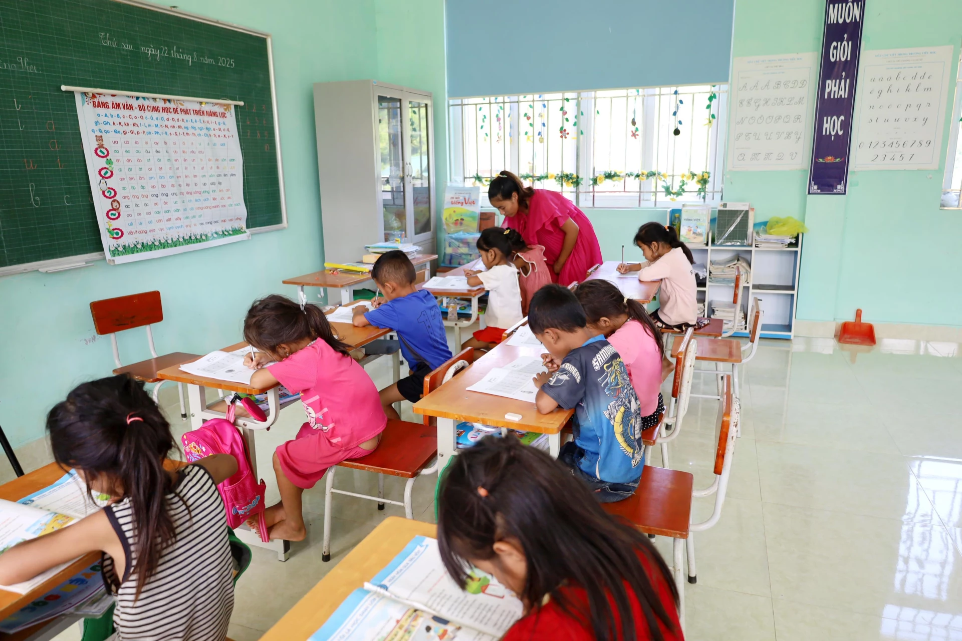 Hệ thống điểm trường và lớp học ở bản Sắt được xây dựng rất kiên cố, khang trang - Ảnh:V.M