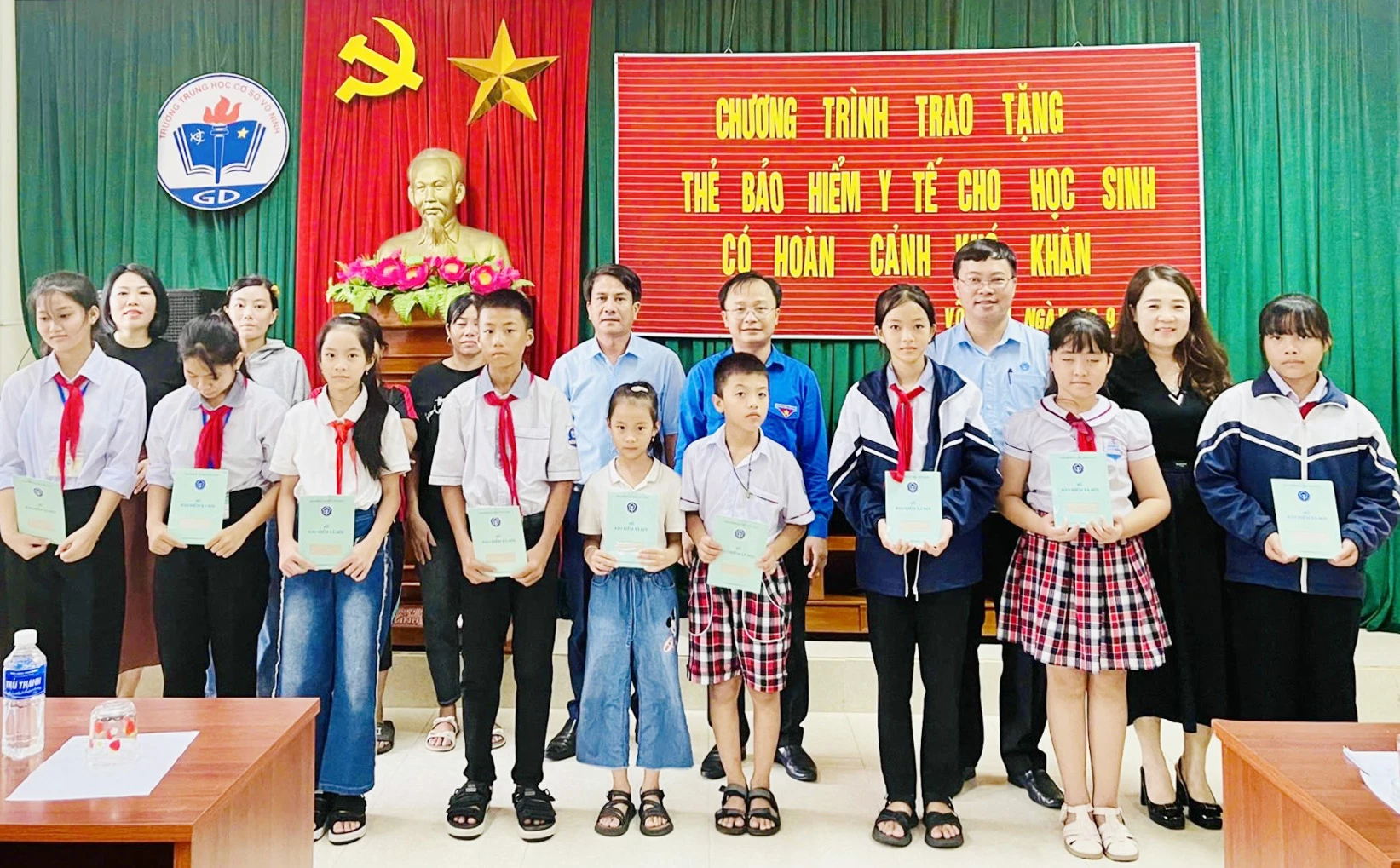 BHXH cơ sở Quảng Ninh kết nối các đơn vị, cá nhân hỗ trợ thẻ BHYT cho học sinh có hoàn cảnh khó khăn - Ảnh: T.Trúc