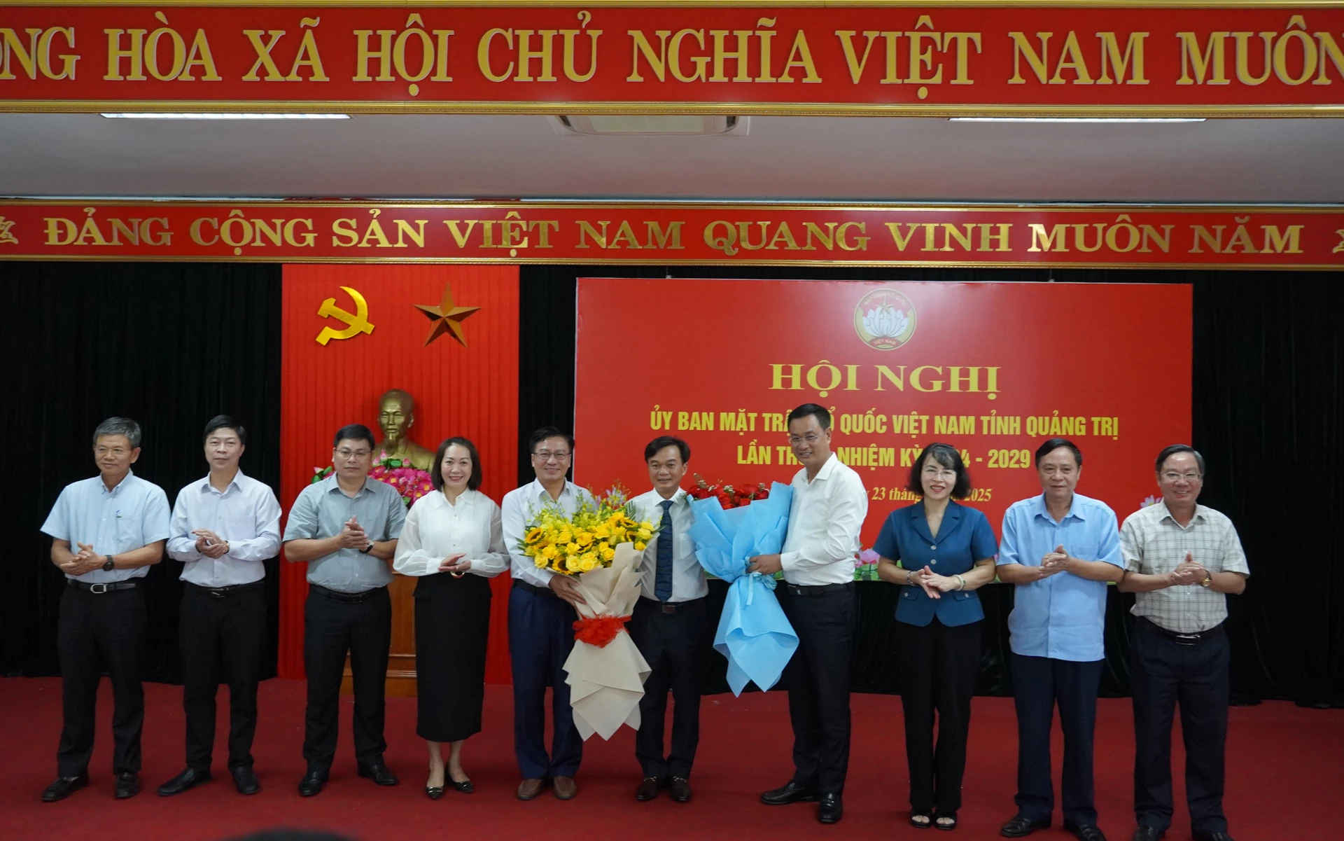 Bí thư Tỉnh ủy Lê Ngọc Quang cùng Ban Thường trực Ủy ban MTTQVN tỉnh tặng hoa chúc mừng đồng chí Nguyễn Chiến Thắng - Ảnh: XP